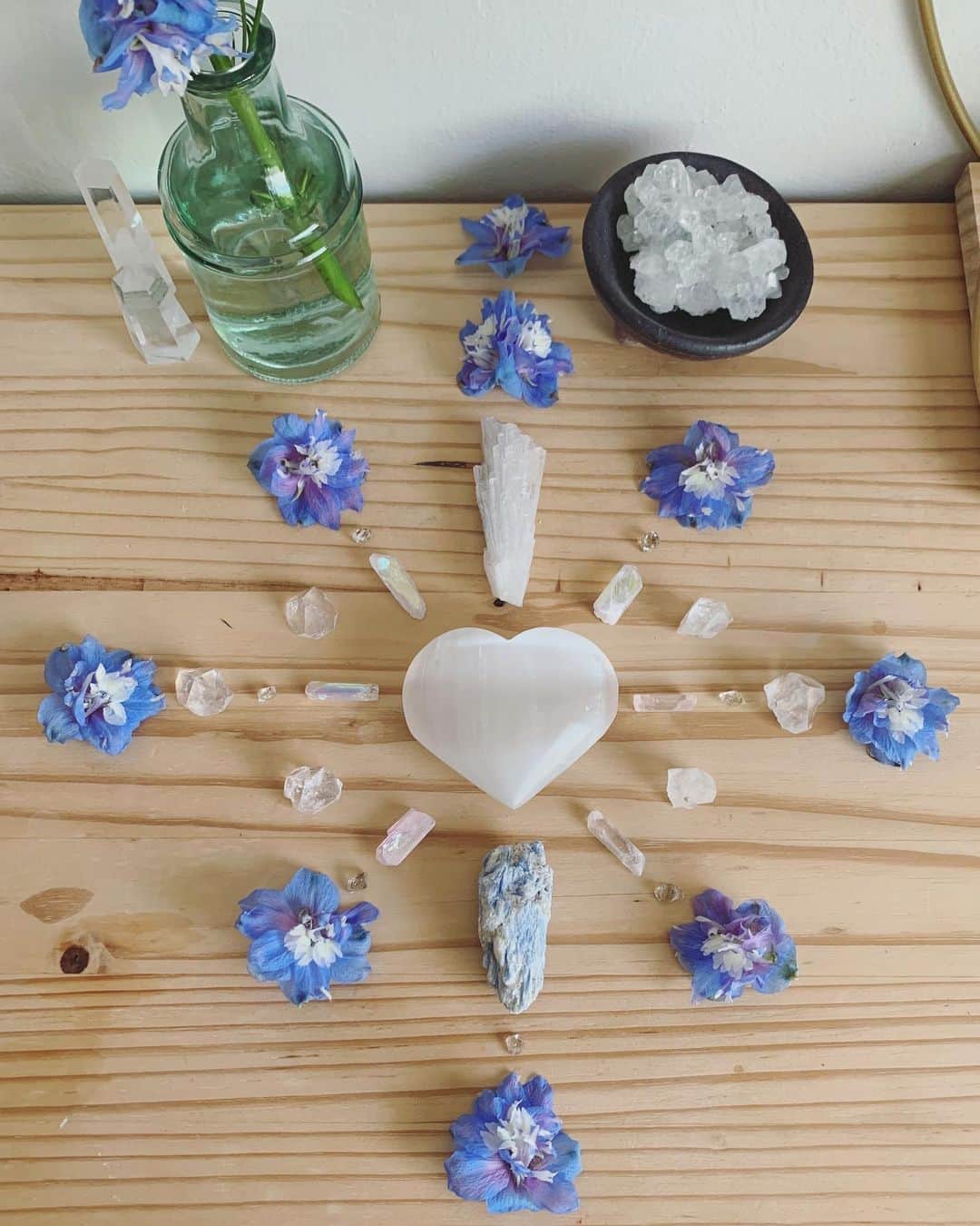 OLIVIAさんのインスタグラム写真 - (OLIVIAInstagram)「Here’s my #crystalgrid from this morning. I used my favorite #delphiniumblue 💙 and new #bluekyanite crystal. I’ve been into the #selenite and #apophyllite vibes these days.💫⭐️🌈☀️💖」9月10日 16時42分 - olivialufkin