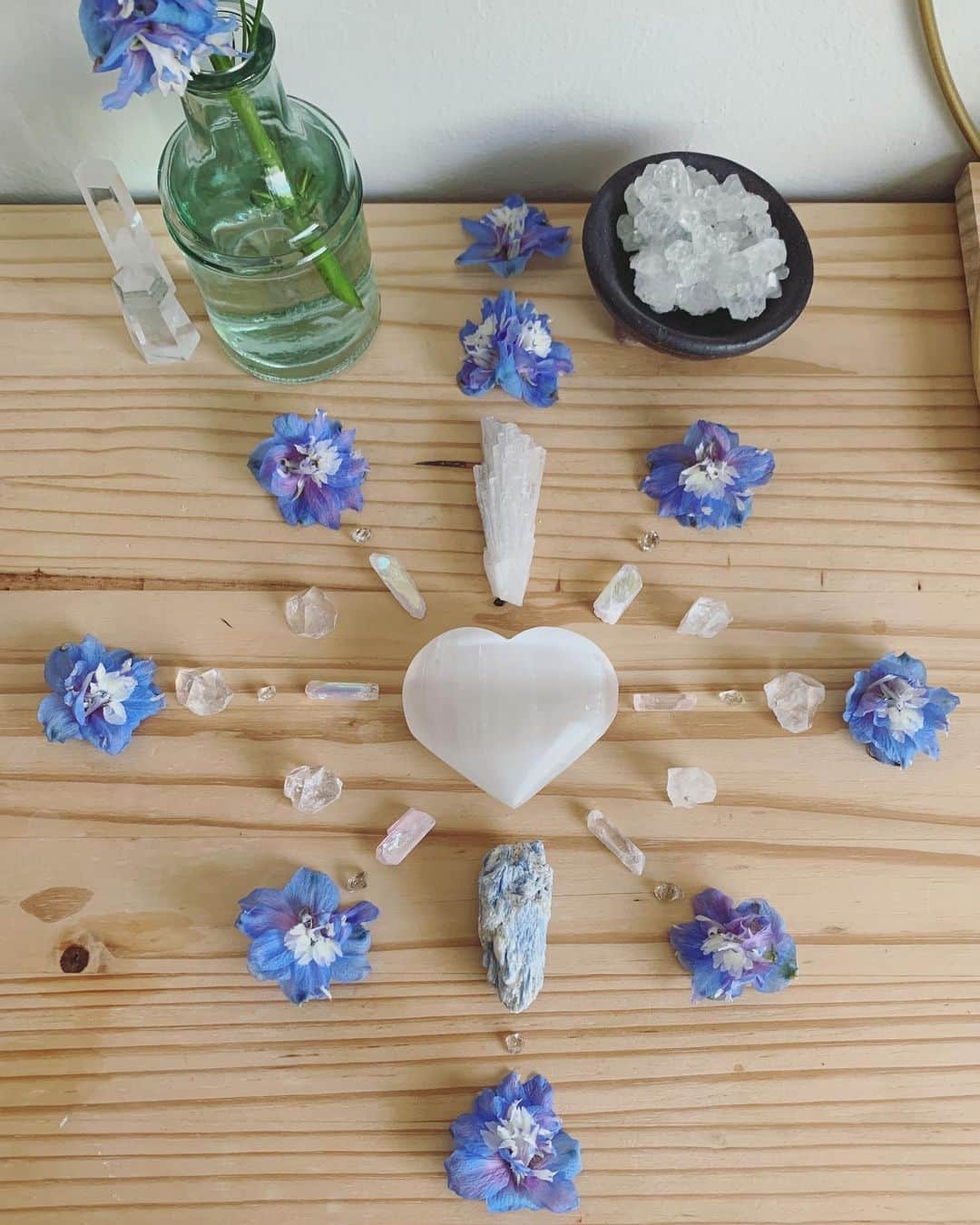 OLIVIAのインスタグラム：「Here’s my #crystalgrid from this morning. I used my favorite #delphiniumblue 💙 and new #bluekyanite crystal. I’ve been into the #selenite and #apophyllite vibes these days.💫⭐️🌈☀️💖」