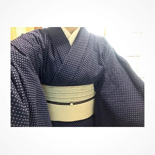 ecruさんのインスタグラム写真 - (ecruInstagram)「2019/09/10 (tue) 今日も朝から、プライベートレッスン。 お久しぶりの生徒様のレッスンでしたが、目標があると上達が早いですね！ 私にとっても、充実した時間になりました。 ・ 真夏の暑さが続いているので、今日は阿波しじらを着ました。 軽くてふんわり。 半幅帯のレッスンだったので、この夏購入した麻の半幅帯を合わせました。 帯留めも小さいもので、色の数も抑えて、スッキリと。 ・ #gon_kimono #kimono #着物 #着物コーデ #着物コーディネート #着付教室 #和装 #instagood #着物生活 #大人着物  #着物好き #instadaily  #happy #thankyou #阿波しじら #半幅帯 #麻」9月10日 16時44分 - hydrangea_green