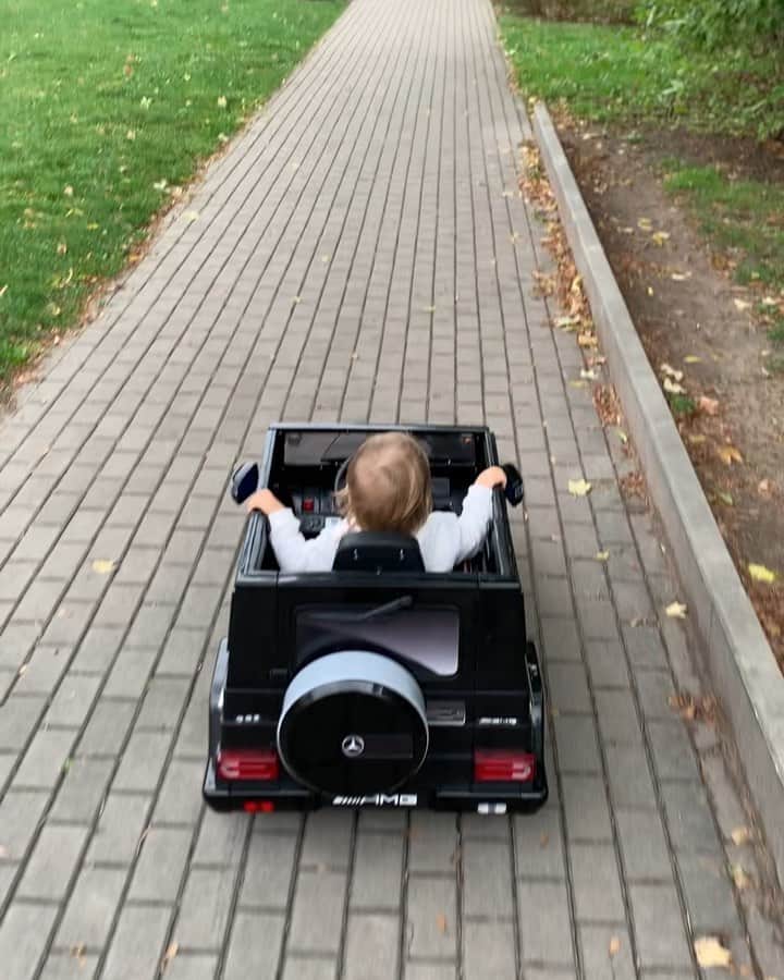 ヴォイチェフ・シュチェスニーのインスタグラム：「Not sure which one of us has more fun... 😂🏎」