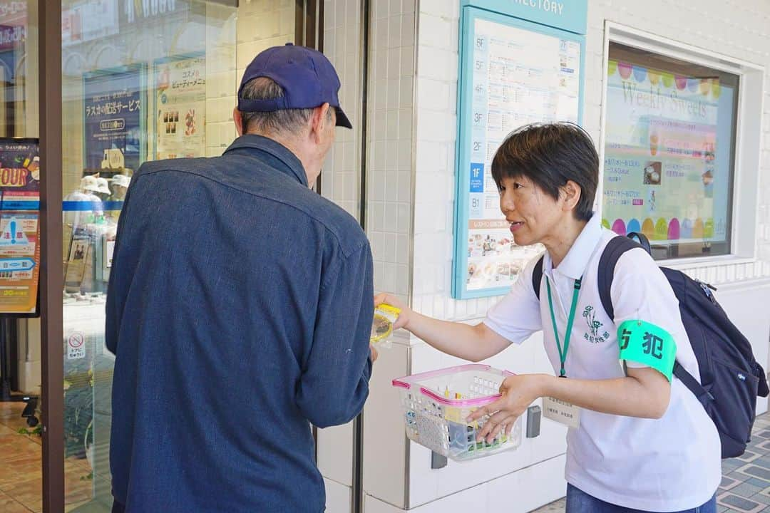 平塚市さんのインスタグラム写真 - (平塚市Instagram)「* 【毎月10日は防犯の日】 平塚駅前で防犯グッズを配布する 防犯キャンペーンを実施しました。 みんなで守ろう、まちの安全！ **************** #手をつなぎたくなる街 #hiratsukagood #hiratsuka#平塚 #shonan#湘南 #kanagawaphotoclub #平塚駅#駅前 #平塚市防犯協会 #平塚警察署 #防犯の日 #啓発#防犯 #防犯キャンペーン #防犯グッズ #週末の過ごし方 #日々#暮らし #instagramjapan#igersjp」9月10日 16時59分 - hiratsukagood