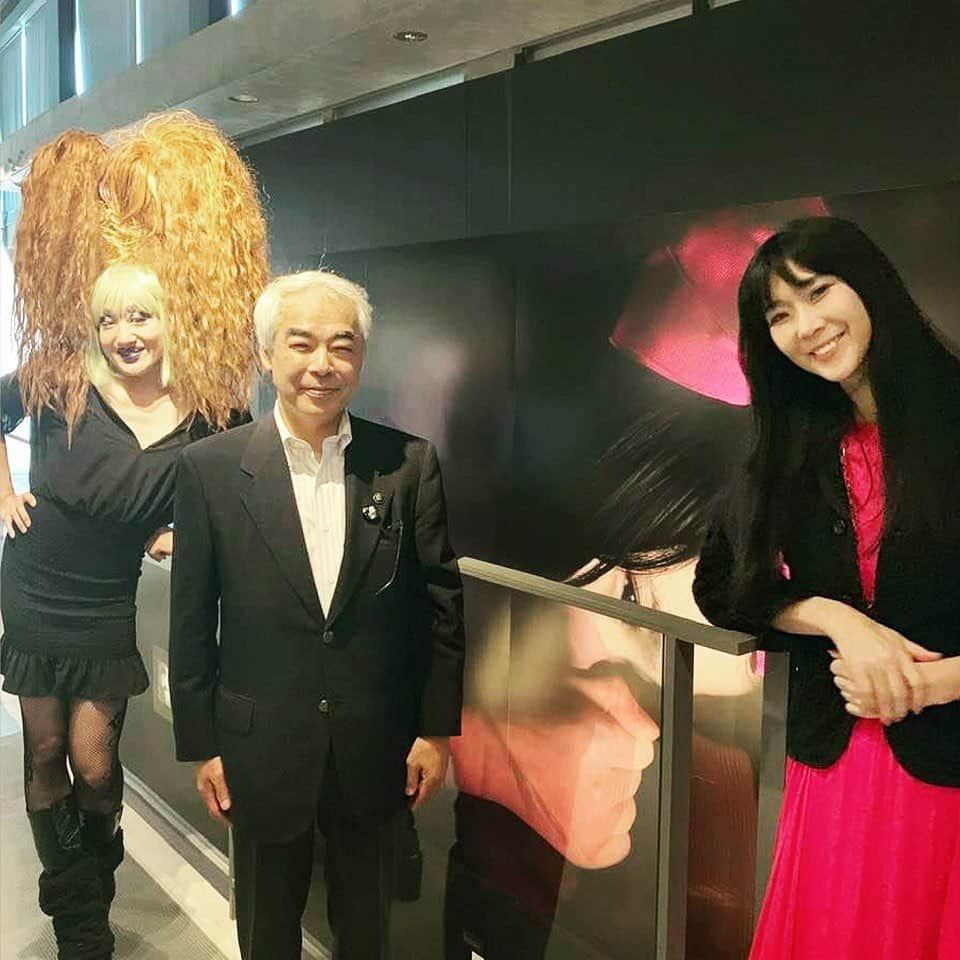 安珠さんのインスタグラム写真 - (安珠Instagram)「安珠写真展のオープニングトークショー﻿ 高岡の高橋市長と芸術家で被写体のヴィヴィアン佐藤さんがサプライズゲストでご来場☺️🎀﻿ 華やかな幕開けとなりました✨﻿ ﻿ 次のイベントは9月23日﻿ 〇安珠ワークショップ  9月23日(月)  11：00～11：40 ○9/23、9/24は奇祭のつくりもん祭り 特別入館料で募集人数を倍増しました﻿ 詳細は美術館へhttps://www.camerakan.com/exhibition/安珠写真展/﻿ ﻿ 安珠 写真展～少年少女の世界～﻿ 「ビューティフルトゥモロウ」﻿ 2019年9月7日（土）～11月4日﻿ 9：00～17：00（入館は16：30まで）﻿ 音楽  細野晴臣﻿ ﻿ ミュゼふくおかの庭の木にリボンの夢を結ぼう🌳🎀✨﻿ ﻿ 安藤忠雄建築を最大限に生かした展示をぜひご覧ください﻿。 #安珠写真展 #少年少女の世界 #ビューティフルトゥモロウ #細野晴臣 #富山 #高岡 #anjuphotographer #安珠﻿ ﻿」9月10日 17時11分 - anjuphotographer