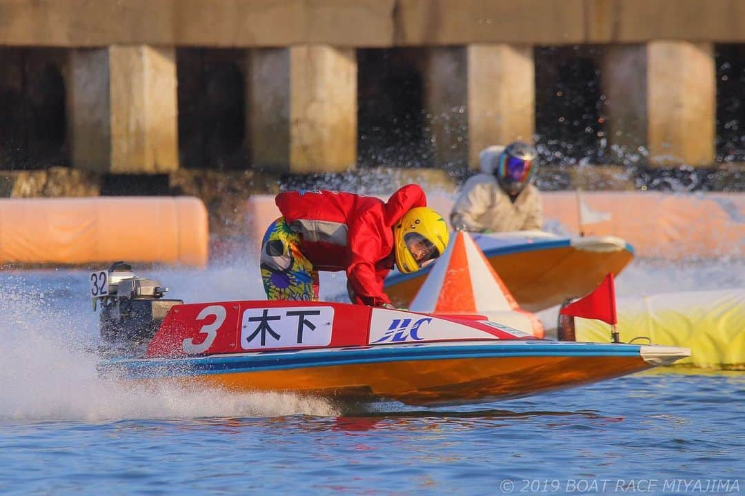 ボートレース宮島さんのインスタグラム写真 - (ボートレース宮島Instagram)「. 🚤第26回日本財団会長杯🚤 . 見事優勝に輝いたのは、福岡支部の🥇木下大將選手🥇 . 木下選手は１０戦６勝の好成績で、優勝戦は３コースから まくり を決め、２０１８年１１月・江戸川 以来 １０ヶ月ぶり、今年初、通算２回目(当地は初)の優勝を飾りました🎊🎊 . 木下選手、優勝本当におめでとうございます✨✨💐 . ファンの皆さま、一節間ご愛顧 誠にありがとうございました🍀 次節もボートレース宮島をよろしくお願いいたします✨ . 🐵「次節は9月15日からGⅢマスターズリーグ第5戦 第5回マクール杯競走」 . . #ボートレース宮島 #宮島競艇場 #宮島競艇 #パルボート宮島 #モンタ #ボートレース #boatrace #競艇 #競艇場 #ボートレースな日々  #ボレジョ #ボートレーサー #競艇選手 #日本財団会長杯 #日本財団  #福岡支部 #木下大將 #まくり #優勝戦 #優勝 #優勝おめでとう🎉 #好成績」9月10日 17時24分 - boatrace_miyajima