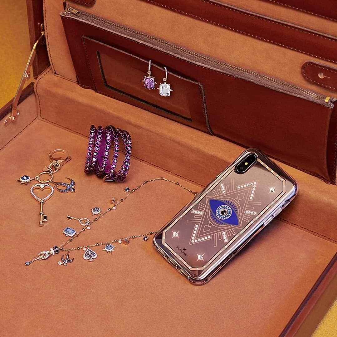 のインスタグラム：「Say hello to your fashion week essentials including sparkling phone cases and shimmering jewelry. #SparkDelight #TarotMagic」