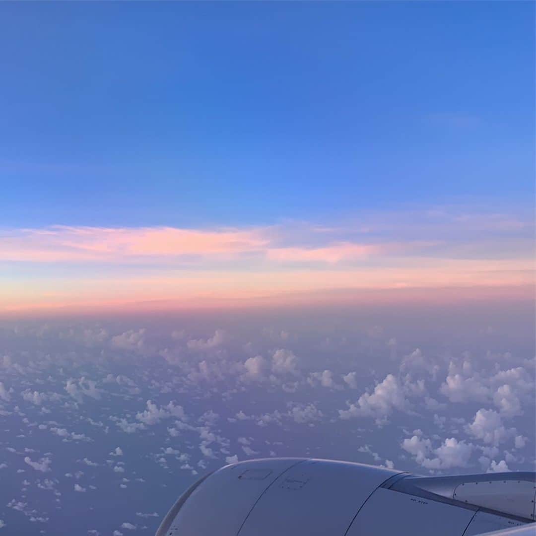 あんさんのインスタグラム写真 - (あんInstagram)「#あん アップするの忘れてた！ハワイに行く途中の飛行機から見える空の写真☀️ 早朝です✨ . . 空とか雲がすごく好きで飛行機が窓際になるといつも撮ってしまうのですが今回は早朝だったので控えめにしました！！ きれい！ . 2、3枚目は加工なし☺︎ . #ハワイ #空 #飛行機 #雲 #朝焼け  #朝日 #sun #sunset」9月10日 17時21分 - annpeach__