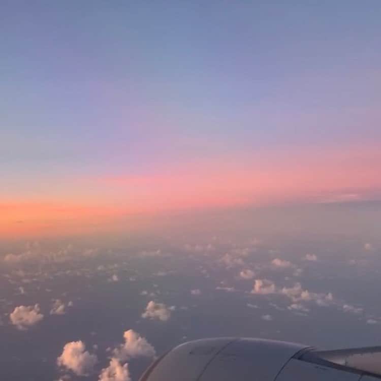 あんさんのインスタグラム写真 - (あんInstagram)「#あん アップするの忘れてた！ハワイに行く途中の飛行機から見える空の写真☀️ 早朝です✨ . . 空とか雲がすごく好きで飛行機が窓際になるといつも撮ってしまうのですが今回は早朝だったので控えめにしました！！ きれい！ . 2、3枚目は加工なし☺︎ . #ハワイ #空 #飛行機 #雲 #朝焼け  #朝日 #sun #sunset」9月10日 17時21分 - annpeach__