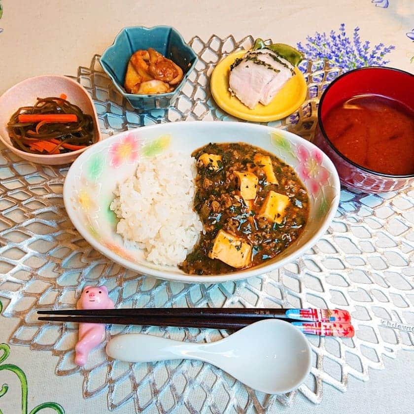 佐藤実絵子さんのインスタグラム写真 - (佐藤実絵子Instagram)「〔緑の麻婆豆腐〕ごはんのきろく🍚🍴 * 献立は‥ 🔸緑の麻婆豆腐 🔸切り昆布の煮物 🔸スルメイカのゴロ焼き 🔸サラダチキン 🔸お味噌汁 * 今回の緑の正体はモロヘイヤです！モロヘイヤって食べ方わかんないし、味もあんま無さそう(よく分かってない😂)ので麻婆豆腐にいれるのにぴったり！ * 今回は、緑感少なめだけどめちゃめちゃ美味しい！モロヘイヤってネバネバ系だから栄養たっぷりなので、そういう意味でも、麻婆豆腐にいれるのは良いアイデアと思います(自画自賛、笑) * YouTubeたくさんの方に見ていてだき嬉しいです！お料理好きさんからのリアクションは凄く励みになる！サラダチキンのレシピもYouTubeにあるよ☺️プロフィールから飛んでください👍 * * #みえこごはん  #麻婆豆腐 #緑の麻婆豆腐 #手作りサラダチキン #夕ごはん #夜ごはん #二人ごはん #ふたりごはん #おうちごはん #おうちごはんlover #しあわせごはん #家庭料理 #献立 #デリスタグラム #デリスタグラマー #クッキングラム #うつわ好き #うつわ #instafood #lovefood #instalove  #foodstagram #japanesefoods」9月10日 17時34分 - mieppp624