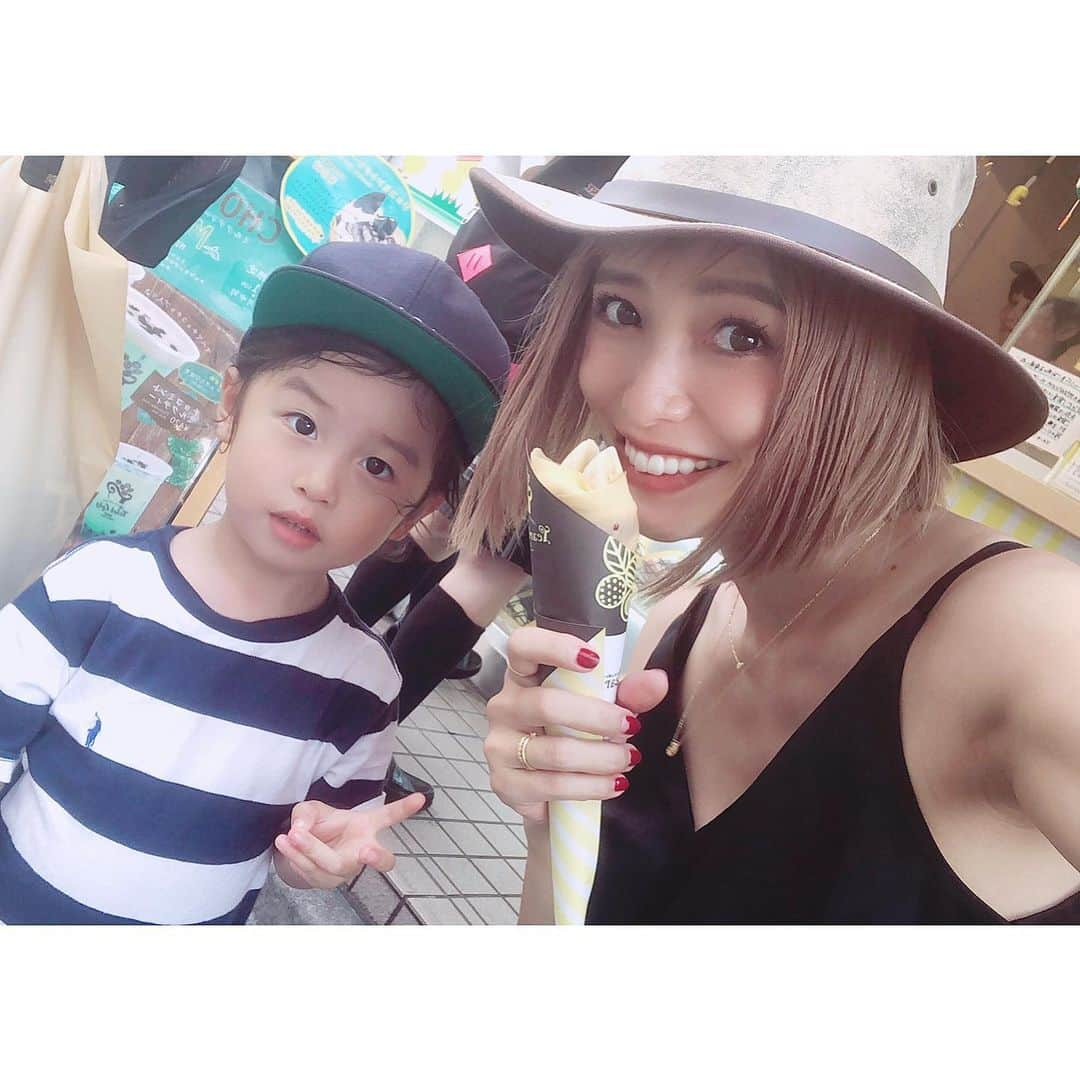 小泉梓さんのインスタグラム写真 - (小泉梓Instagram)「3歳児健診、無事終了。  身長もかなり伸びていて、気になっていた歯科健診は虫歯なしでホッとしたーっ。  今日はとんでもなく暑かったけど、みんなで一緒にブラブラしながら、実家からママが来てくれてたから、こちび見てくれて、ちびにゆっくり目を向けられた。  いつもこちびに目が行きがちだから、たまにはね。  最近全然一緒に写真撮ってくれなかったけど、今日は珍しく一緒に撮ってくれたから載せよーっと。  #3歳児健診 #3歳 #男の子 #息子 #ちび #男の子ママ #ママライフ #親子 #son #family #love #似てるかな？」9月10日 17時38分 - azusan111