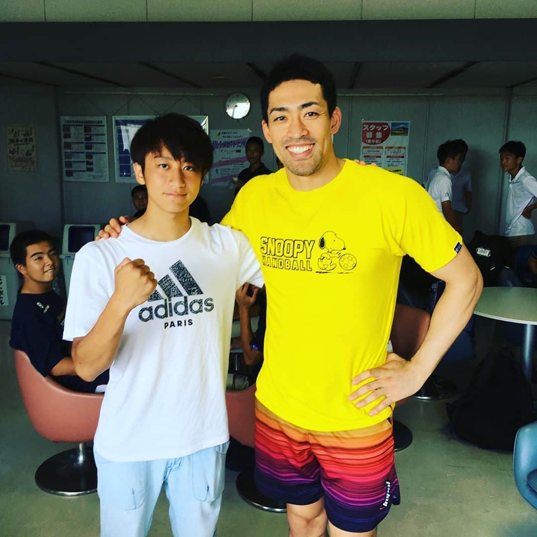銘苅淳のインスタグラム：「東大寺学園のトレーニング終了。 中学生から高校生まで50人くらい？ みんな暑い中がんばってくれました！！ ミスター東大寺学園と名前もわからない人に書かれたサインをバックに…  #君の笑顔がプロテイン」