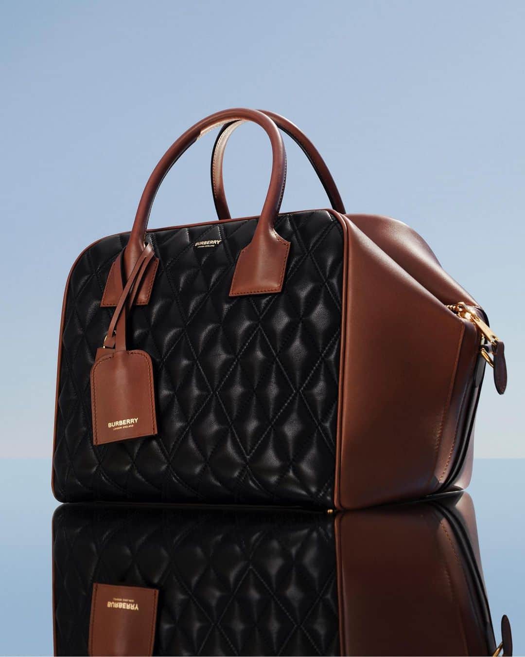 のインスタグラム：「The Cube .  Unveiled for #BurberryAutumnWinter19, our new bowling bag – The Cube – is reimagined in contrasting smooth and quilted leather. The classic marriage of simplicity and statement, in a modern silhouette .  #BurberryGeneration」