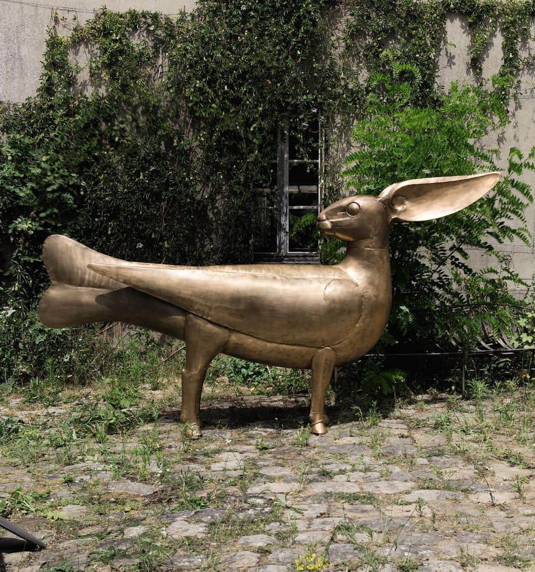 サザビーズさんのインスタグラム写真 - (サザビーズInstagram)「Run, Rabbit, Run! François-Xavier Lalanne’s golden bronze sculpture of a rabbit is just one of the menagerie of lots hopping into our galleries from the personal collection of the husband-and-wife design duo. Highlights will be on view in our Paris, New York, London and Hong Kong galleries over the next two months, as we gear up for the auction on 23 – 24 October.  #SothebysParis #SothebysDesign #LivingWithArt #SothebysCollections #Lalanne #ClaudeLalanne #FrancoisXavierLalanne #LesLalanne #Design #SothebysLalanne #UniversLalanne」9月10日 17時46分 - sothebys
