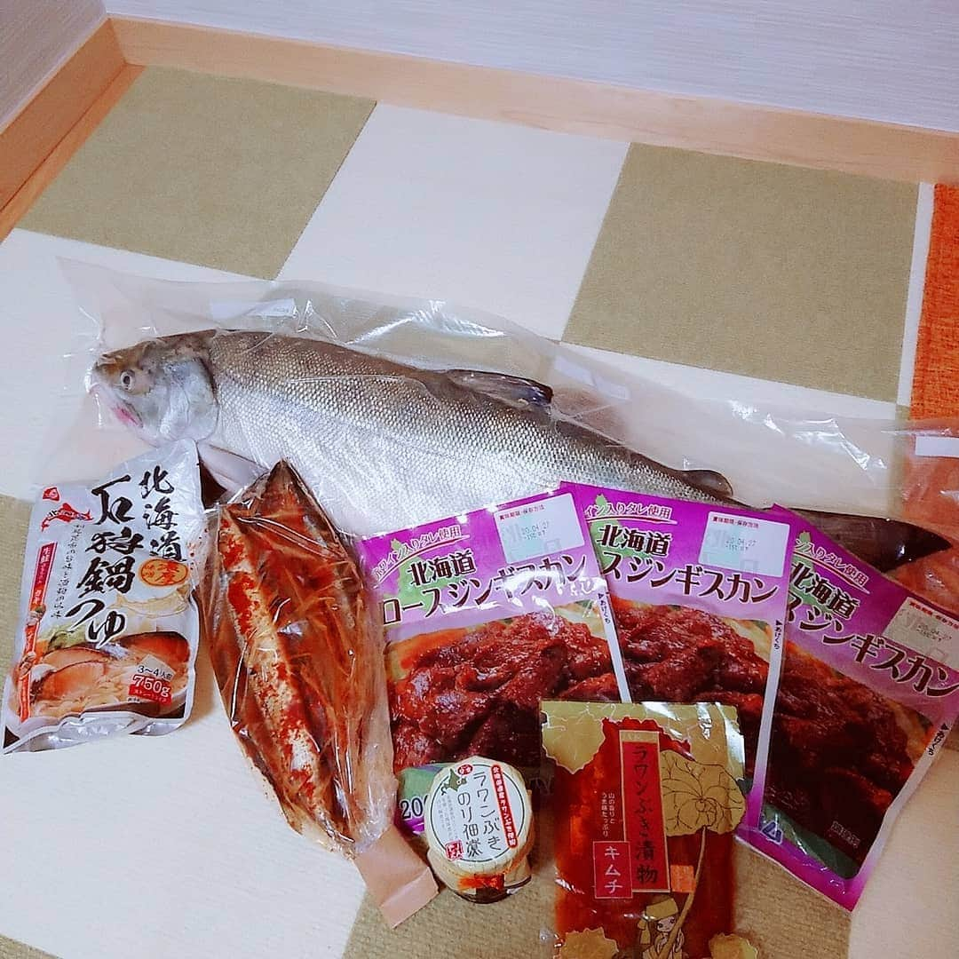 ピックさんのインスタグラム写真 - (ピックInstagram)「海の宝石箱や～🐟 、 @megumi.09249  めんめちゃんfamilyが、日曜日に、オホーツク海で、ぶっこみで、釣りたて、ホヤホヤを、ぴっちゃんfamilyに～って❗ 、 送ってくれました～❤️ 感謝感激雨あられ(笑)🤣🤣🤣 、 ミッキーぴっちゃんは、 @himekochama  さんからのプレゼント‼️ありがとう❤️やっぱりかわいいね 、 他にも、サンマの辛いの ロースジンギスカン ラワンフキの佃煮 ラワンフキのキムチなんとか 石狩鍋の汁 、 どれもこれも美味しそうで❗ありがとう❤️ 、 久しぶり捌いたら身が付きすぎて😭💦😅🙏 、 あら汁にするのは、もったいない❗ そのまま塩ふって、焼いて頂きます😉 、 ほんとはコメントオープンしたかったけど、ちょっとできなくて、ごめんねー❗ 、 余すことなく頂きます😉 、 、 #北海道 #海の幸 #ありがとう #west_dog_japan  #秋鮭 #dog #doglove #dogstagram #instadog #todayswanko #inulog #instagram #インスタグラム #短足部 #coolangel #doglife #犬の居る暮らし #犬 #だいすき #ミニチュアダックス #ミニチュアダックスフンド #ダックス #シニア犬 #15歳 #ピック #モデル犬 #イケワン #わんわん小学校」9月10日 17時55分 - pick09040904