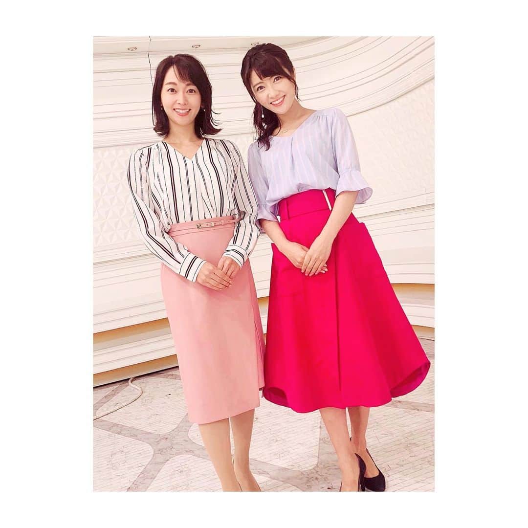 のインスタグラム：「👭 今週もTBS「#ひるおび!」 出水アナとお伝えしました💞 ． ストライプ×#ピンクスカート シンクロ率高い衣装👗 ． 東京は2日連続の#猛暑日 9月としては27年ぶりです☀️ 日没後もあまり気温が下がらず #熱帯夜 になる見込み💦 ． #出水麻衣 #アナウンサー #久保井朝美 #気象予報士 #アラサーファッション #大人可愛いコーデ #アナウンサー衣装」