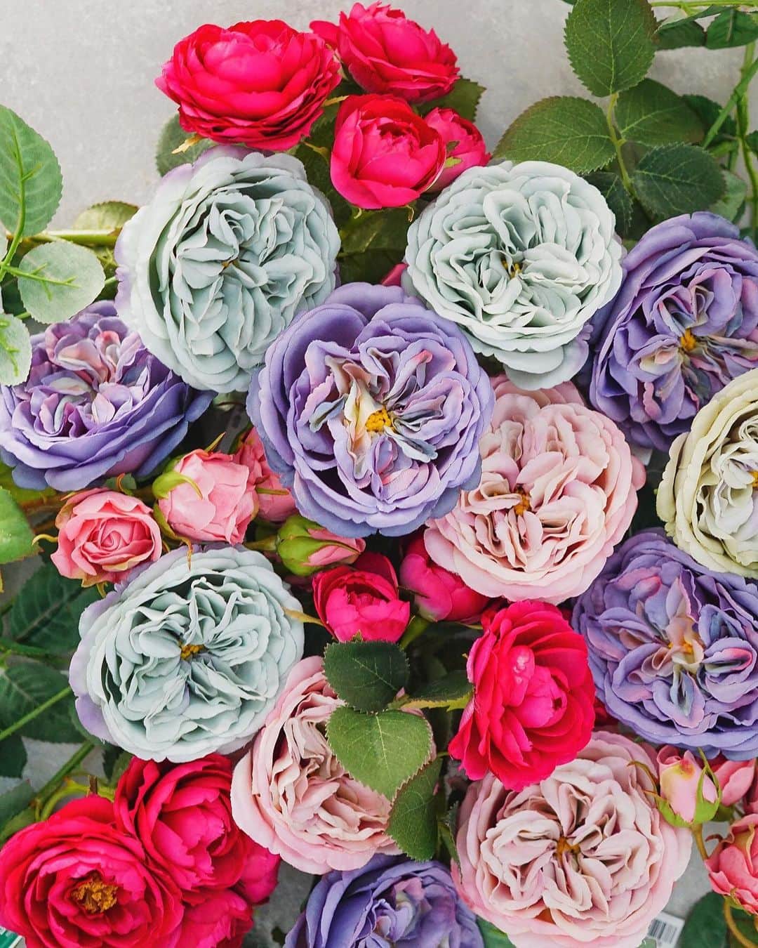 東京堂アーティフィシャルフラワーMAGIQのインスタグラム：「・ 【アーティフィシャルで季節を迎える】〜Winter Flower Home Decoration(ウィンターフラワー ホームデコレーション) ・  FM4586.2.15.17.22クリステルローズ FM9087.12 メリンダローズ FW95061.16 ローズジョアンヌ ・ 💒【オータム🍂ウェディングキャンペーン】開催❗️ ＊期間:9/6(金)〜9/23(月) URLサイトにて【参加認証】押す @magiq.jp  #magiqオータムウェディング2019 ⚠️今年から参加方法が変わってます❗️ 必ず👇URLからお願いします。 https://camp-in.jp/magiq-autumn_wedding_2019 ・ #TOKYODO#MAGIQ#MAGIQのある暮らし#東京堂#アーティフィシャルフラワー#アーティフィシャル#アートフラワー#造花#花のある暮らし#花のある生活 #花好きな人と繋がりたい#フラワーデザイン#フラワーアレンジメント#フラワーアレンジ#アレンジメント#花が好き#花を飾る#artificial#artificialflower #flowerofinstagram #flowersoninstagram#autumnflowers #花藝#插花#花藝課#保鮮花#不凋花#꽃스타그램#조화」
