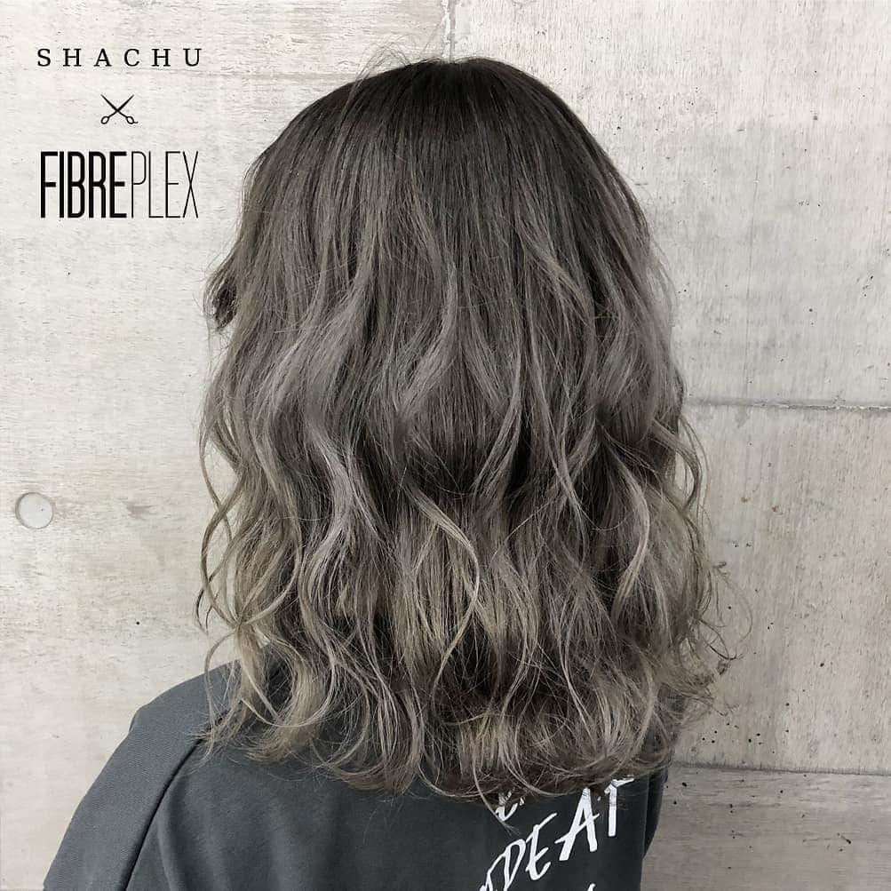 のインスタグラム：「[ SHACHU × FIBREPLEX インスタ タイアップ企画] CHARCOAL COLOR HAIR by @shokisuzuki  シュワルツコフの毛髪強化システム＝ファイバープレックス どんな髪にも使え、しっかり発色。 染める＋『 保護・強化 』のヘアカラーに #アンティークカラー と#チャコールカラー が登場！ 渋谷の大人気サロン「SHACHU」とのコラボレーションで、ファイバープレックスカラーのヘアスタイル写真をアップします！ @shachu_hair #ファイバープレックス #ファイバープレックスカラー #unlock #アンティークカラー #チャコールカラー #デニムヘア #マッシュルームブラウン」