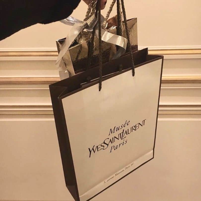 MERYさんのインスタグラム写真 - (MERYInstagram)「. フランス旅行に行った時に、『Musée Yves Saint Laurent Paris（イヴ・サンローラン・パリ美術館）』を訪れてみませんか？こちらの美術館には、Yves Saint Laurent（イヴ・サン＝ローラン）自らが保存すべきと選んだ作品が展示されています。 . ＜info＞ Musée Yves Saint Laurent（イヴ・サンローラン美術館） 5 avenue Marceau 75116 Paris . MERYでは他にも「かわいい」に近づくさまざまな情報を発信しています。 @mery.beauty コスメ・美容に特化した情報をお届け♡ @mery_spot 話題のカフェやお出かけスポットをご紹介！ こちらもぜひチェックしてみてください！ . . photo by @sari___98 . #MERY #regram #instagram #photogenic #instagenic #instagood #instalike #YvesSaintLaurent #yvessaintlaurentmuseum #YSL #paris #france #패션피플 #미술관 #旅行 #海外旅行 #ミュージアム #イヴサンローランミュージアム #サンローラン #イヴサンローラン #美術館巡り #美術館 #イヴサンローラン美術館 #サンローラン美術館 #パリ旅行 #フランス旅行 #パリ #フランス #MERY女子 #メリー」9月10日 18時00分 - mery.jp