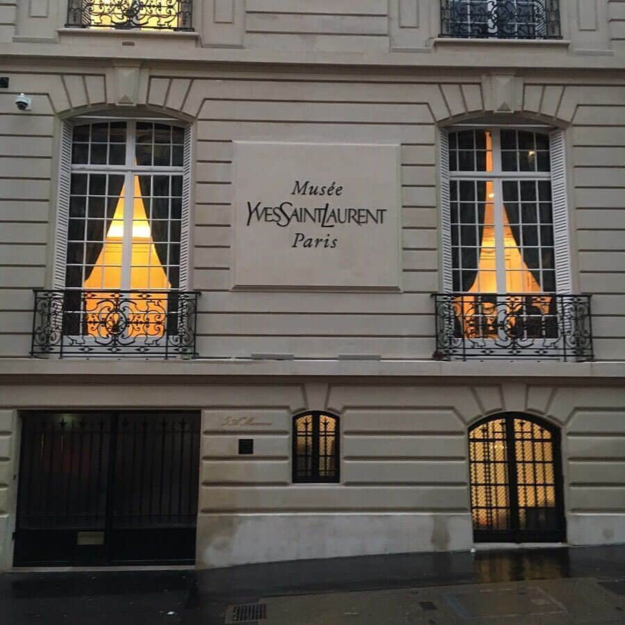 MERYさんのインスタグラム写真 - (MERYInstagram)「. フランス旅行に行った時に、『Musée Yves Saint Laurent Paris（イヴ・サンローラン・パリ美術館）』を訪れてみませんか？こちらの美術館には、Yves Saint Laurent（イヴ・サン＝ローラン）自らが保存すべきと選んだ作品が展示されています。 . ＜info＞ Musée Yves Saint Laurent（イヴ・サンローラン美術館） 5 avenue Marceau 75116 Paris . MERYでは他にも「かわいい」に近づくさまざまな情報を発信しています。 @mery.beauty コスメ・美容に特化した情報をお届け♡ @mery_spot 話題のカフェやお出かけスポットをご紹介！ こちらもぜひチェックしてみてください！ . . photo by @sari___98 . #MERY #regram #instagram #photogenic #instagenic #instagood #instalike #YvesSaintLaurent #yvessaintlaurentmuseum #YSL #paris #france #패션피플 #미술관 #旅行 #海外旅行 #ミュージアム #イヴサンローランミュージアム #サンローラン #イヴサンローラン #美術館巡り #美術館 #イヴサンローラン美術館 #サンローラン美術館 #パリ旅行 #フランス旅行 #パリ #フランス #MERY女子 #メリー」9月10日 18時00分 - mery.jp