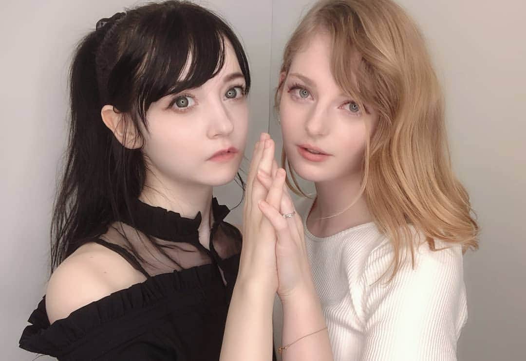Ella Freyaのインスタグラム：「Two sides of the same coin」