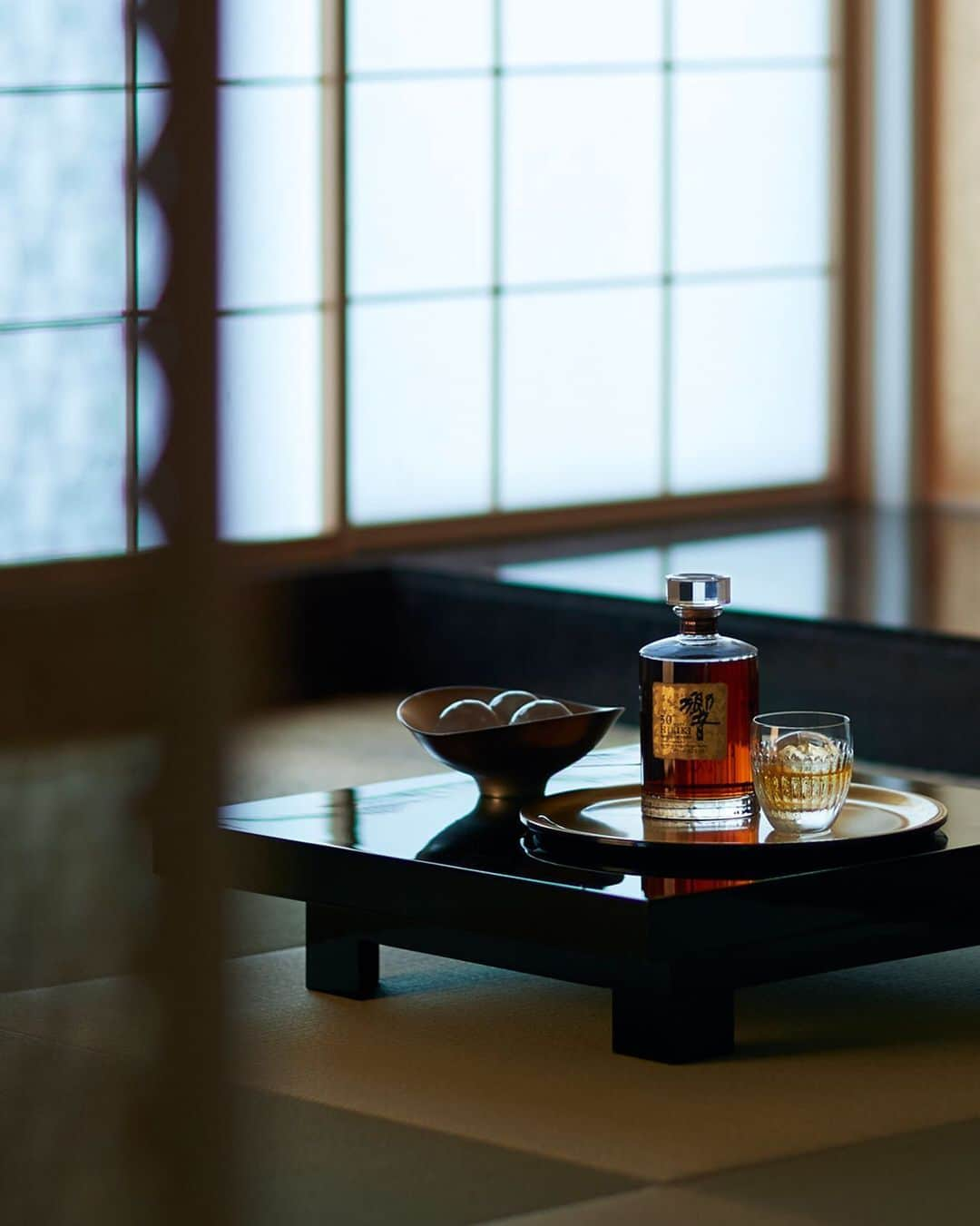 響 | SUNTORY WHISKY HIBIKIさんのインスタグラム写真 - (響 | SUNTORY WHISKY HIBIKIInstagram)「. HIBIKI TIME  丸く削った氷を満ちた月に見立てて Roundly curved ice like the full moon.  #響 #hibiki #二十四節気 #白露 #秋 #響時間 #hibiki_time #hibikitime #suntorytime」9月10日 18時02分 - suntorywhisky_hibiki