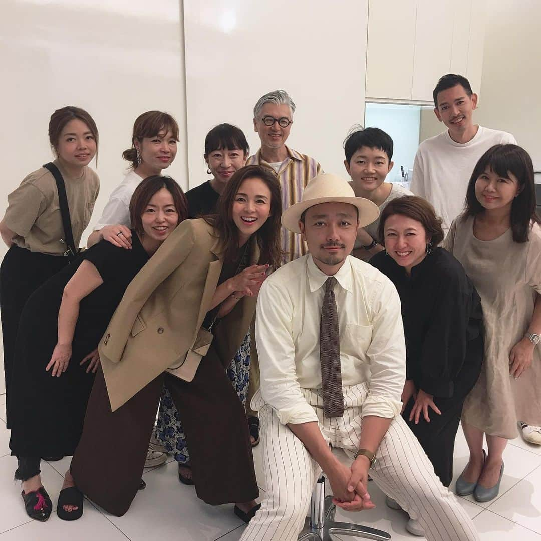 Marisolさんのインスタグラム写真 - (MarisolInstagram)「今回もハッピーオーラのかたまりでカメラの前に現れれたSHIHO。写真は絶賛発売中のマリソル10月号のカバー撮影風景です！ 秋のファッション計画も、夏疲れをものともしない肌づくりも・・すべてマリソルにおまかせください！付録のセオリーリュクス×マリソルの特別なビッグトートも是非お試しくださいね。最後の記念撮影までパワーいっぱいのSHIHOでした！（編集長イシダ）  #マリソル  #セオリーリュクス  #SHIHO」9月10日 18時04分 - marisolmagazine