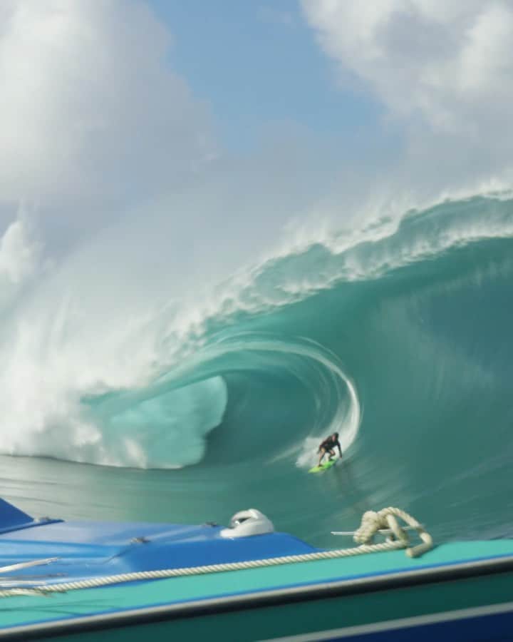 レッドブルのインスタグラム：「the bigger the wave, the bigger the "wooooooaaah" 🌊😎 . Go behind the jerseys with @redbull_surfing & @stab's 'No Contest' for a BTS look from an epic session at Teahupo'o in Tahini - link in bio! #redbull #surf #waves #surfing #surfer #frenchpolynesia」