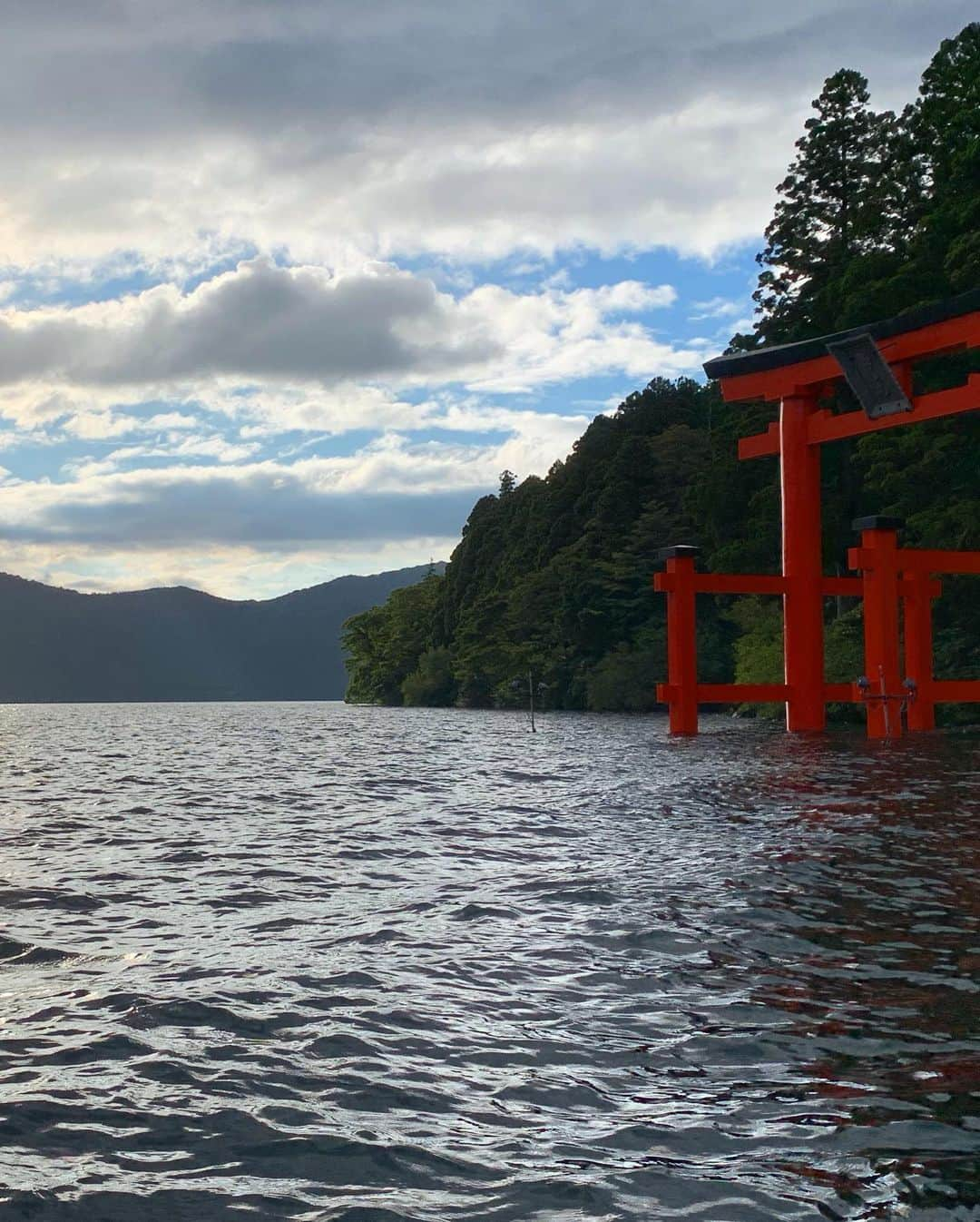 山本 絵里加さんのインスタグラム写真 - (山本 絵里加Instagram)「少し東京離れたくなってサクッと箱根🚃芦ノ湖目の前に足湯しながらカフェできるの最高だったよおススメ #箱根#bakeryandtable#puu_trip」9月10日 18時15分 - ___erika___y