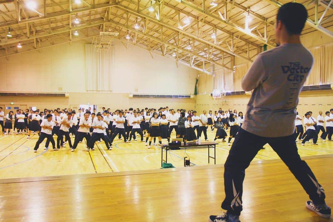 FISHBOYのインスタグラム：「. . 踊るのって楽しい！そんな笑顔を見れるのが楽しい☺✨ . #明成高校 #旭川 . ありがとう👍」