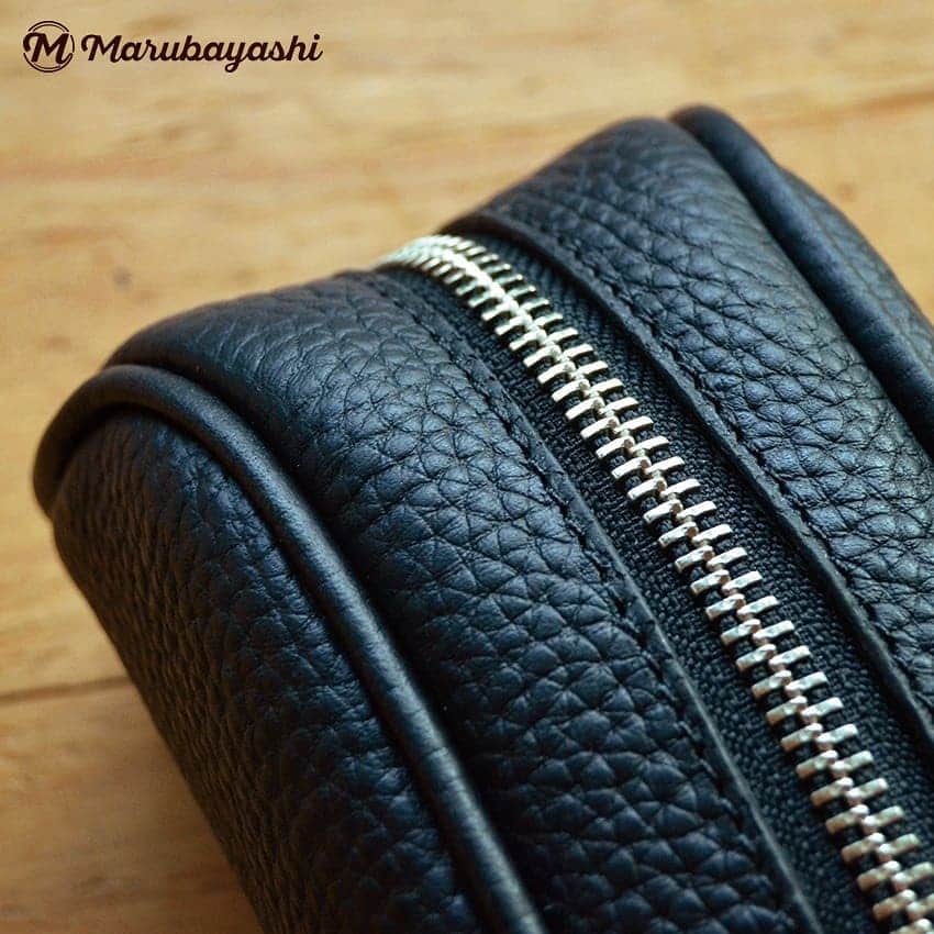 MARUBAYASHIさんのインスタグラム写真 - (MARUBAYASHIInstagram)「* 「内縫いのポーチ」 以前に手縫いのオレンジ色で製作しましたが、今回はミシン仕上げのブラック仕様。 内側から膨らむ もっちり感がお気に入りです。  #革 #レザー #leather #ポーチ #バッグ #内縫い #袋縫い #玉縁 #ブラウニー #レザークラフト #leathercraft #leatherworks #革好き #loveleather #leatherdesign」9月10日 18時10分 - takahiro_marubayashi