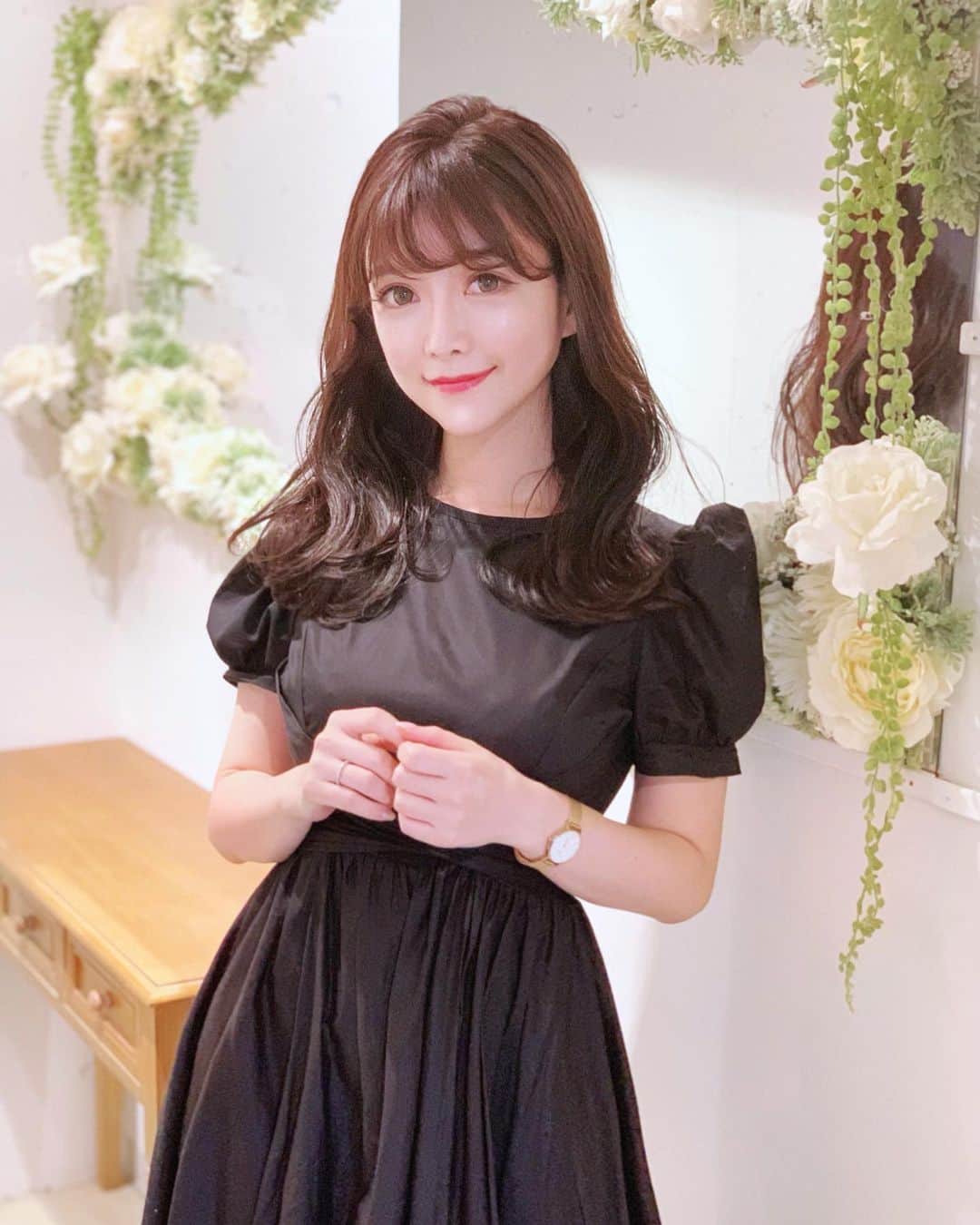 のインスタグラム：「💐✂🐚︎🌈💫 ^_^ 先日のこと… リタッチしていただき 髪が蘇りました💖 前回、1回だけ髪質革命カラーを していただいてから くせ毛や広がりなどお悩みが解決して 毎日スタイリングが楽チンなんです☺️💖 ・ @heartim.lobby さん いつもありがとうございます🤲💐 ・ ・ #髪質革命 #髪質革命トリートメント #トリートメントカラー #リタッチ #heartim #代官山 #恵比寿 #目黒 #ウェーブ巻き #波巻き #作品撮り #littleblackdress #ブラックドレス #秋ヘアカラー」