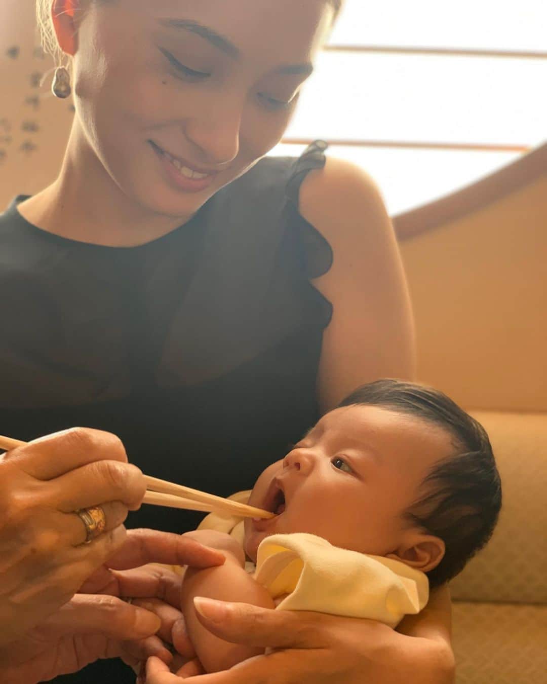 小濱なつきのインスタグラム：「先日、割と遅めのお宮参りとちょっと早めのお食い初めをしてきました⛩👼 . 娘が一生食べ物に困らないようにと願って。 . . #お宮参り #お食い初め #日本料理みゆき」