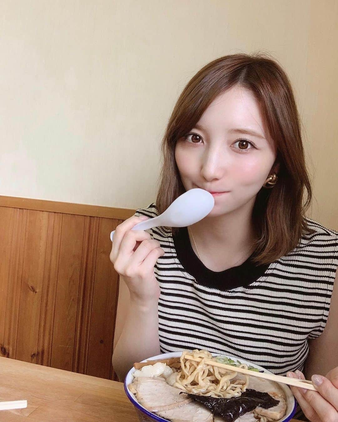 堀みづきさんのインスタグラム写真 - (堀みづきInstagram)「酒田に行ったら絶対行くケンちゃんラーメン🍜 このラーメンほんとに癖になるの🤤 醤油ベースで旨味たっぷりのスープにモッチモチの平打ちちぢれ麺が最高✨ 太麺なので小サイズでも食べ応え◎🙆‍♂️ やみつきの一杯です🍜🍥🍜🍥 #山形県 #酒田市 #酒田 #庄内 #遊佐 #酒田グルメ #酒田ラーメン #ラーメン #ケンちゃんラーメン #光の湊 #月のホテル #月のホテルアンバサダー #tsukinohotel #hotel」9月10日 18時20分 - mizuki_027