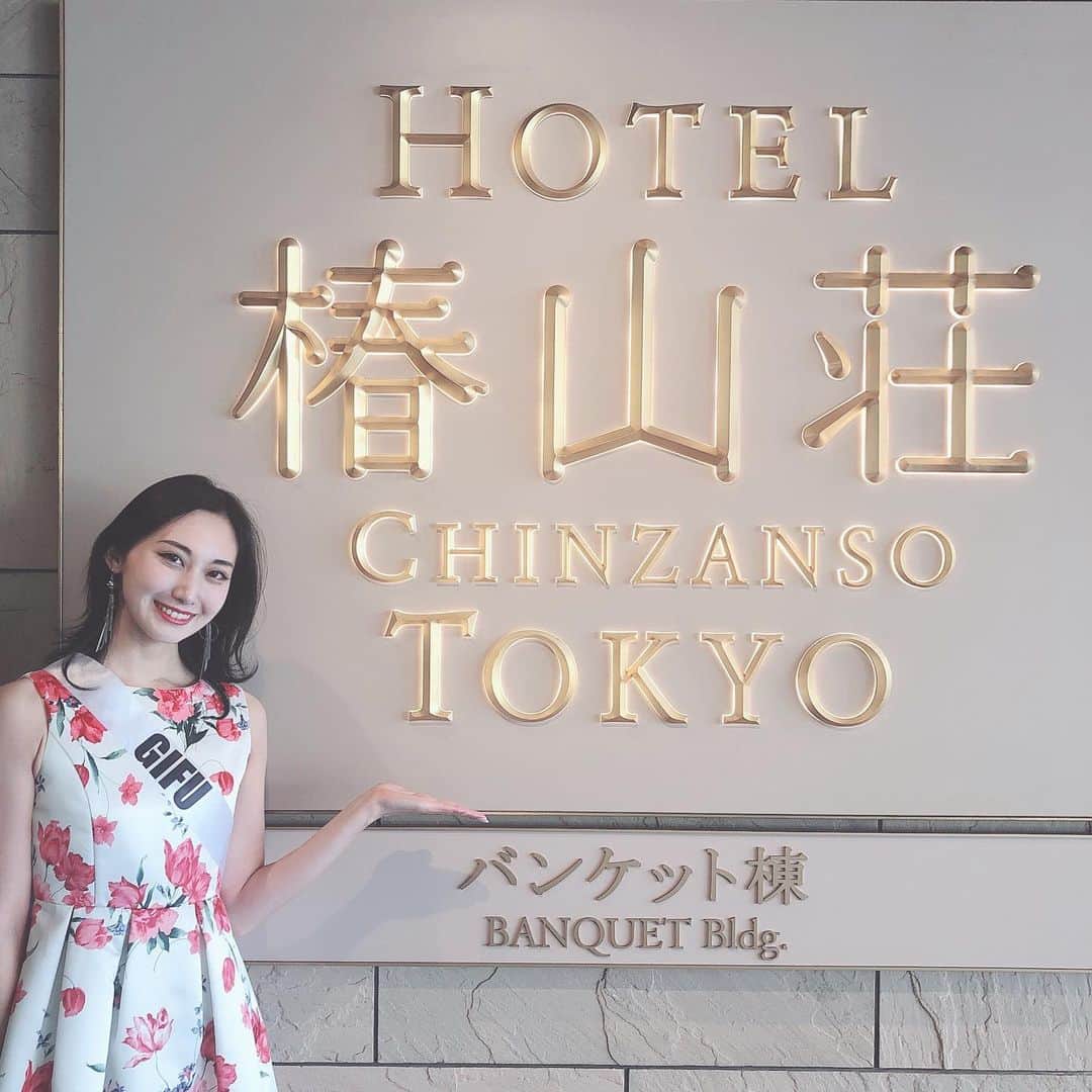 のインスタグラム：「とうとう明日、日本大会本番です。 岐阜代表になってから、本当にあっという間でした。 みんなとの8日間のビューティキャンプが終わってしまいました… 明後日から彼女たちに会えないと思うと、本当に寂しいです。 ライバルでもありますが、私はかけがえのない仲間だと思っています！ 辛いこともこのメンバーだから乗り越えられた。 本当に大好きです💓  そして、ビューティキャンプ、日本大会を椿山荘という、とても素晴らしい会場でさせていただけることに、感謝します！！ 明日は力まず、私らしく楽しみたいと思います☺️ 岐阜からたくさんの方が応援に来てくださいます。 そして今までたくさんの先生方、スポンサー様、岐阜のファイナリストのみんな、家族、友人に支えられてきました。 感謝の気持ちでいっぱいです。 明日、ステージで後悔なく自分の今までの成果を出しきりたいと思います✨  #ミスジャパン  #ミスジャパン岐阜 #missjapan #missjapangifu #2019mj #2019ミスジャパン #2019missjapan #大野彩 #岐阜 #岐阜代表 #ビューティキャンプ #美 #美のカリスマ」