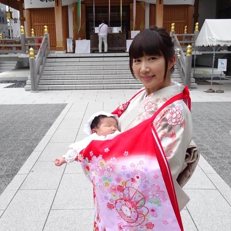 小泉エリのインスタグラム：「お宮参りに行ってきました☺️ 抱っこに必死で左腕が着物からビョーンって出ているとは知りませんでした… しまった…(・・;) この2ヶ月で体重は生まれた時の約2倍になりました🥰 イヤイヤ期真っ盛りのお姉ちゃんを見ているからなのか、下の子はとても大人しく（お腹が空いたらギャン泣きですが･･･）助かっています😋 最近は笑顔が増えてきました👶🏻 これからもすくすく大きくなります様に･･･(●´ω`●) #お宮参り」