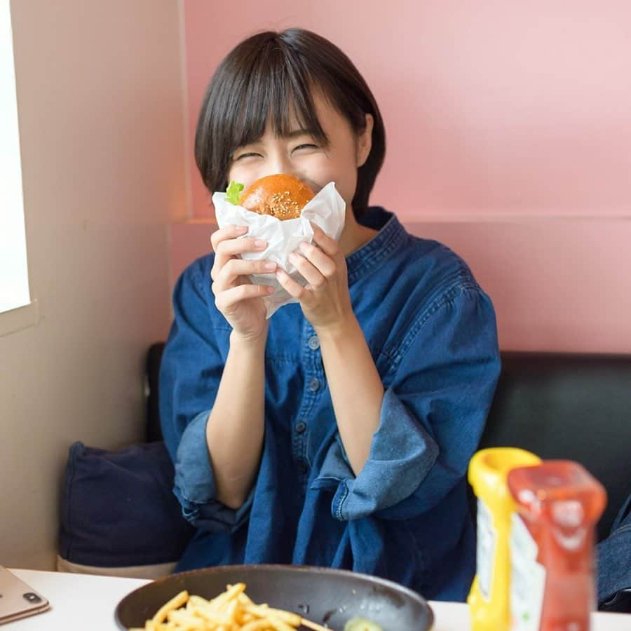 山根愛さんのインスタグラム写真 - (山根愛Instagram)「ハンバーガー🍔🍔🍔 ・ ・  #作品撮り #被写体  #casting #キャスティング #ショート女子 #ショートヘア #童顔 #さわやか #笑顔 #follow #me #followme #instalike #instagood #ポートレート女子 #レンズ越しの私の世界 #写真好きな人と繋がりたい #お洒落さんと繋がりたい #江ノ島 #えのしま #えのでん #江ノ電のある風景 #江ノ電さんぽ #江ノ電 #enoshima #ハンバーガー」9月10日 18時32分 - ai.yamane