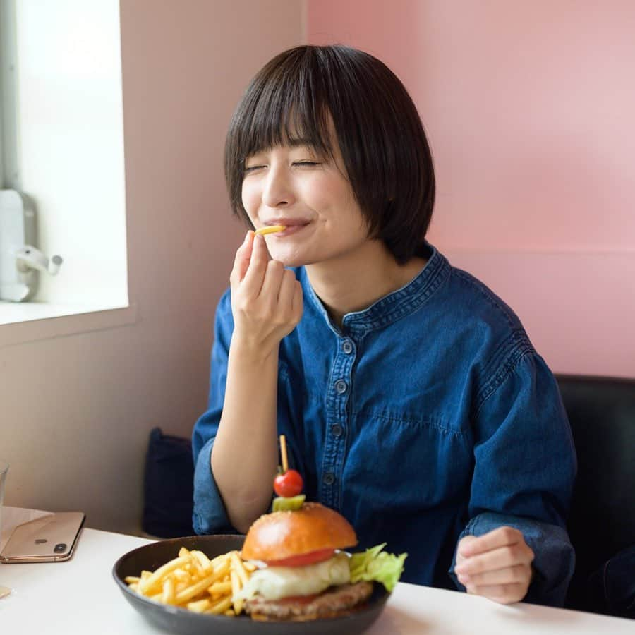 山根愛さんのインスタグラム写真 - (山根愛Instagram)「ハンバーガー🍔🍔🍔 ・ ・  #作品撮り #被写体  #casting #キャスティング #ショート女子 #ショートヘア #童顔 #さわやか #笑顔 #follow #me #followme #instalike #instagood #ポートレート女子 #レンズ越しの私の世界 #写真好きな人と繋がりたい #お洒落さんと繋がりたい #江ノ島 #えのしま #えのでん #江ノ電のある風景 #江ノ電さんぽ #江ノ電 #enoshima #ハンバーガー」9月10日 18時32分 - ai.yamane