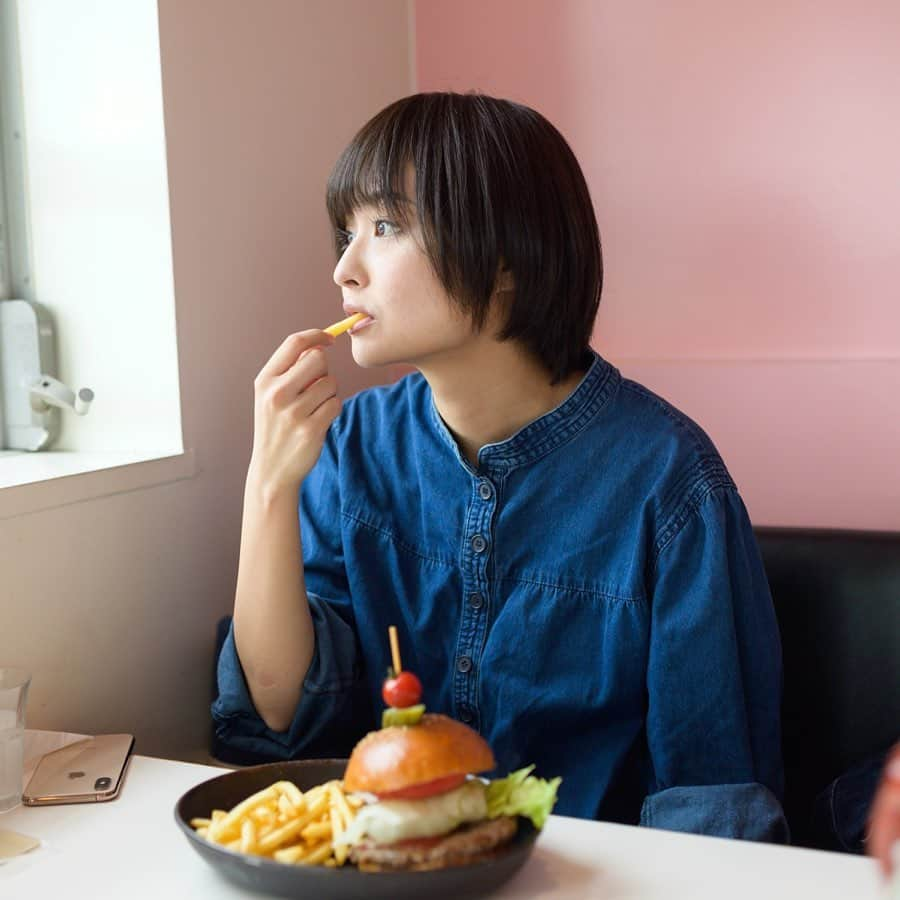 山根愛さんのインスタグラム写真 - (山根愛Instagram)「ハンバーガー🍔🍔🍔 ・ ・  #作品撮り #被写体  #casting #キャスティング #ショート女子 #ショートヘア #童顔 #さわやか #笑顔 #follow #me #followme #instalike #instagood #ポートレート女子 #レンズ越しの私の世界 #写真好きな人と繋がりたい #お洒落さんと繋がりたい #江ノ島 #えのしま #えのでん #江ノ電のある風景 #江ノ電さんぽ #江ノ電 #enoshima #ハンバーガー」9月10日 18時32分 - ai.yamane