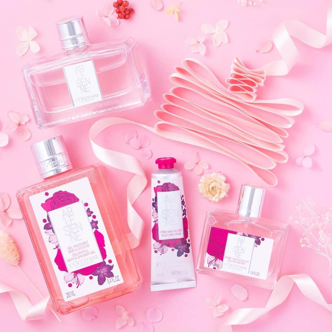 L'OCCITANE en Provenceさんのインスタグラム写真 - (L'OCCITANE en ProvenceInstagram)「【数量限定🎀】7つの花果実がふわりと香る、リボンアルルシリーズから、シュッとひと吹きでツヤ髪に導くヘアミストが限定登場！﻿ ﻿ 情熱のサフラン、優雅なローズ、ミステリアスなスミレ…﻿ 香るたび、やさしく広がる華やかな香りの﻿ リボンアルルルシリーズから、﻿ この秋、ヘアミスト（写真右下）が限定登場！﻿ ﻿ 💐リボンアルルのTrue Story﻿ ﻿ アルルの街に住む女性たち、”アルルジェンヌ”にとって、﻿ リボンは特別な日のドレスアップに欠かせないアイテム。﻿ ﻿ 数えきれないほどの模様の中から、﻿ たったひとつの自分の個性を映し出すようなリボンを選びます。﻿ ﻿ ロクシタンはリボンアルルの香りの象徴である﻿ サフラン、ローズ、スミレの花をあしらったアルルジェンヌリボンを﻿ デザインし、そのリボンをオードトワレに刻印しています。﻿ ﻿ ﻿ 💐女性の美しさを高める3つの花のエキス﻿ ﻿ ・サフランエキス(*1)﻿ …気持ちを引き立て、前向きで穏やかな気分へ﻿ ﻿ ・ローズウォーター(*2)﻿ …しっとりうるおったやわらかな肌へ﻿ ﻿ ・ニオイスミレエキス(*3)﻿ …肌荒れを防ぎ、なめらかな肌へ﻿ ﻿ 髪に、ふわりと香る7つの花果実を編み込んで。💕﻿ ﻿ ﻿ (*2)センチフォリアバラ花エキス﻿ (*3)ニオイスミレ花／葉エキス、ニオイスミレ葉エキス﻿ (*1~3 スキンコンディショニング成分)﻿ ﻿ #リボン #ヘアミスト #フレグランス #オードトワレ #香水 #香り #香りのある暮らし #香りフェチ #大人可愛い #かわいい #秋コスメ #フローラル #フルーティー #🎀 #ピンク #美容  #おまじない #アルルジェンヌ #リボンアルル #おすすめコスメ #キレイになりたい #ピンク #コスメ好き #キレイになりたい #ロクシタン #コスメマニア #香水マニア #美意識 #いい匂い  #LOccitane」9月10日 18時27分 - loccitane_jp