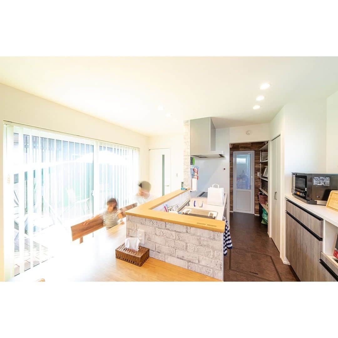 homelife 夢を叶える暮らし方のインスタグラム：「【コミュニケーション】 . . キッチン越しの家族とのコミュニケーションが良好に！ 家事をしながら家族団らんの時間を過ごせます。 . . こちらのお家はアーキホームライフのお施主様邸の施工写真です。 その他の施工写真は、 @homelife_gallery のURLからご覧いただけます。 . . #カウンターキッチン #キッチン #カウンター #家族 #シンプル #こだわり #京都で家を建てる #大阪で家を建てる #兵庫で家を建てる #マイホーム計画 #ローコスト住宅 #マイホーム #夢のマイホーム #間取り #シンプルな暮らし #暮らしを楽しむ #注文住宅 #自由設計 #デザイン住宅 #myhome #family #house #home #homelife_京都 #homelife_大阪 #homelife_兵庫 #ホームライフ #ホームライフ100 #アーキホームライフ」