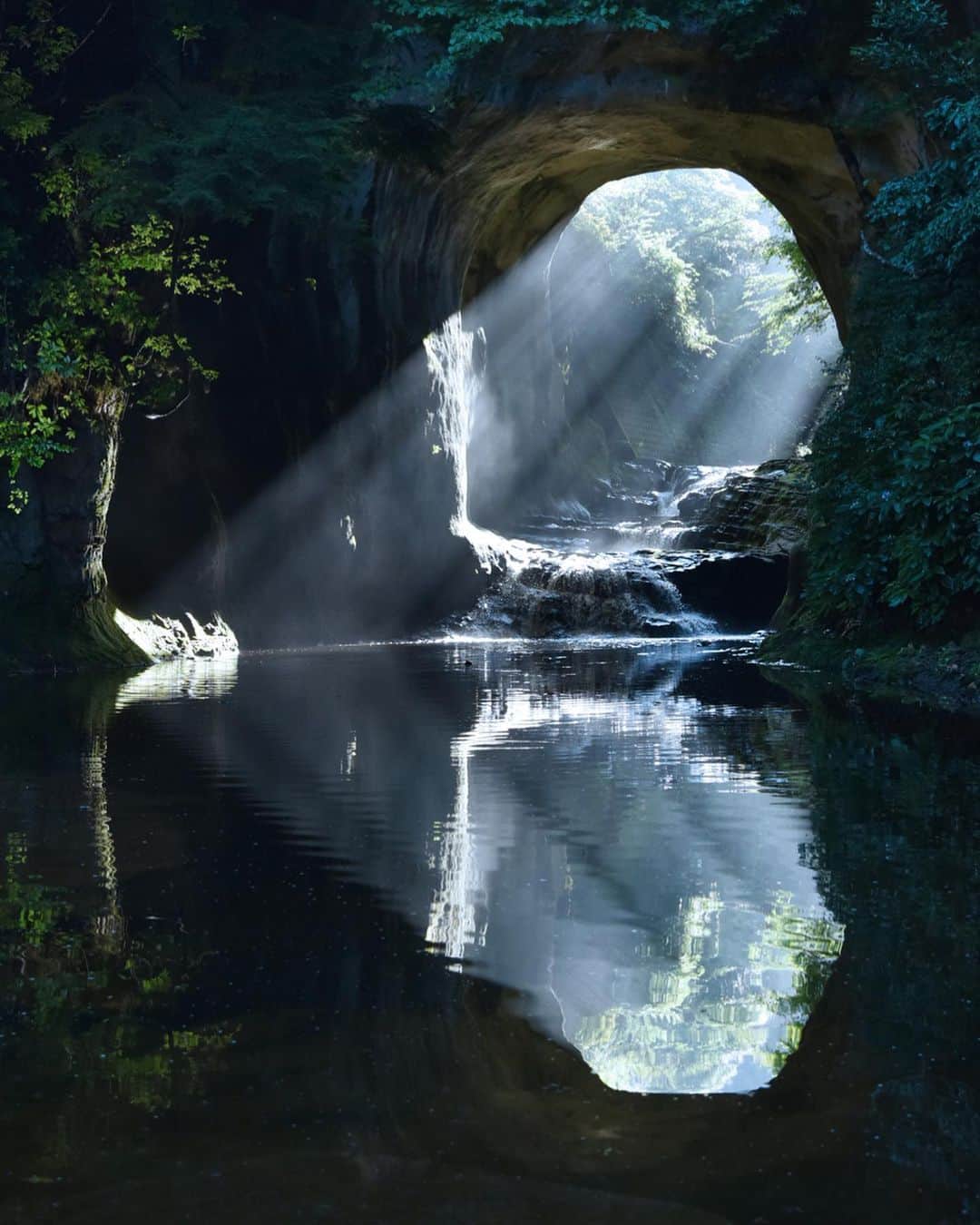 masayaさんのインスタグラム写真 - (masayaInstagram)「亀岩の洞窟 濃溝の滝 年2回だけのハートの時期、 形のいいハートを撮るならあと10日間くらいか、、 Lightroomで再編集。originalは3枚目。ハイライト部のディテールが飛ばないように暗めに撮りました。 再び行こうとしてた今年、断念、、 #chibaprefecture #japan_focus #japantrip #nomizofalls」9月10日 18時43分 - moonlightice