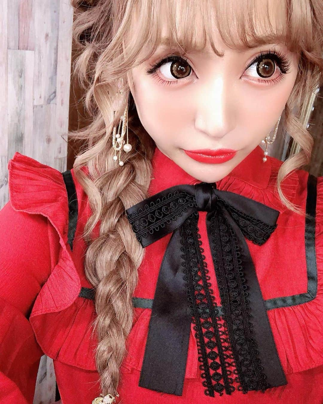 桜井莉菜さんのインスタグラム写真 - (桜井莉菜Instagram)「質問あったマツエク事情❤️ アンククロスで❤️❤️❤️ デザイン ＊フラットラッシュ 180本 ＊長さ D10 11 12 C11 12ミリ ＊太さ 0.15ミリ 0.10ミリMIX  担当＊佐藤雪菜 @ac_yukina 爆睡してて目赤いのは気にしないでくだせい🤣w マツエクの間はいつも爆睡してる派です🙋‍♀️😪 気付いたら口開いててビックリします🤪🤪🤪 #マツエク#アンククロス」9月10日 18時44分 - rina__sakurai