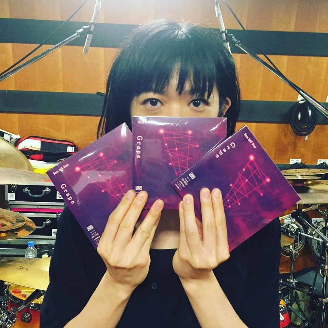 のインスタグラム：「ツアーのリハーサル終了〜  そしてEP「Grape」のパッケージ版届いた！  ライブ会場限定販売なので 是非ツアーにいらして下さーい  #baseballbear #grape #dgprecords」