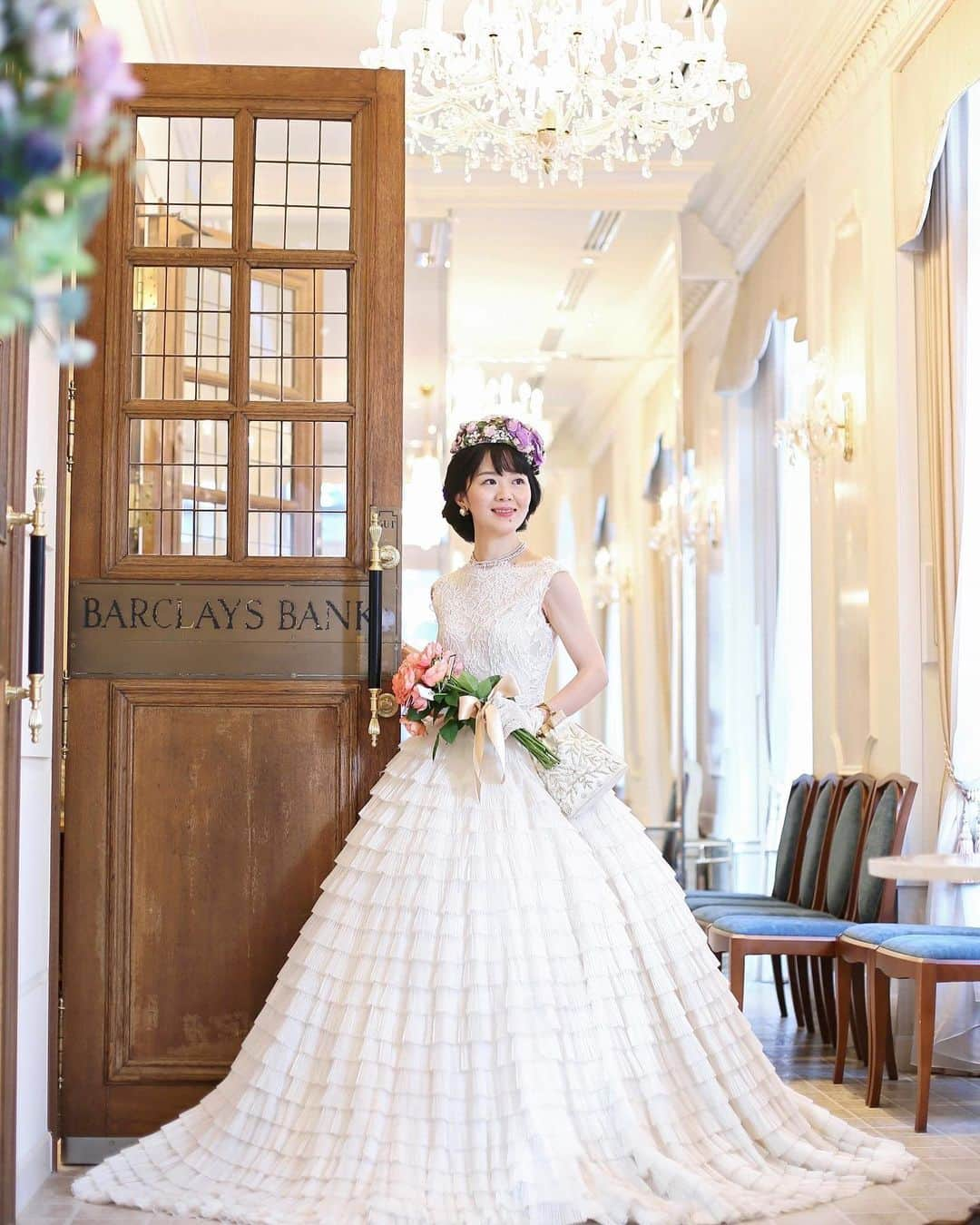 Wedding Park 公式さんのインスタグラム写真 - (Wedding Park 公式Instagram)「🥰ハナレポ投稿ありがとうシェア🥰﻿ ﻿ こんばんは！ハナレポ編集部のがみこです😃🌼﻿ ﻿ 本日は、テーマ「ベル・エポック期のパリ」を極めた結婚式を挙げられた、@aya.on.the.tower さんご夫婦のハナレポをありがとうシェア💐﻿ ﻿ ハナレポを作成し終わったあとは、ぜひ、@weddingpark をタグ付けしていただき、ハナレポのキャプチャをシェアしてくださいね👐﻿ 公式インスタでありがとうの気持ちを込めてシェアさせていただきます💪🏻﻿ ﻿ —————————————————————﻿ 👰@aya.on.the.tower さんのハナレポ📝﻿ https://www.weddingpark.net/hanarepo/5350/﻿ —————————————————————﻿ ﻿ ① 会場は、アンティークな内装が素敵な#アニバーサリーアン恵比寿 💒﻿ ② "お人形のような可愛さ"に心を奪われた #イネスディサント のドレス👗﻿ ③ 100年前のパリの女優さんの楽屋がイメージという会場装飾🌼﻿ ④ 憧れのウェルカムミラーもアンティーク調のものを💎﻿ ﻿ //////////////////////////////﻿ #ウエパ と #ハナレポ をつけて﻿ 投稿して下さい❣️﻿ 素敵な投稿は @weddingpark で﻿ ご紹介させていただきます！﻿ //////////////////////////////﻿ ﻿ #ハナレポ #ウエパ #ベストハナレポ #ウエディングパーク #日本中の卒花嫁さんと繋がりたい #日本中のプレ花嫁さんと繋がりたい #2020春婚 #2020夏婚 #2020秋婚 #2020冬婚 #2019夏婚 #2019秋婚 #2019冬婚 #ウェディングレポ #会場装飾 #ベル・エポック #インポートドレス #ウェルカムミラー #ウェルカムボード」9月10日 18時46分 - weddingpark