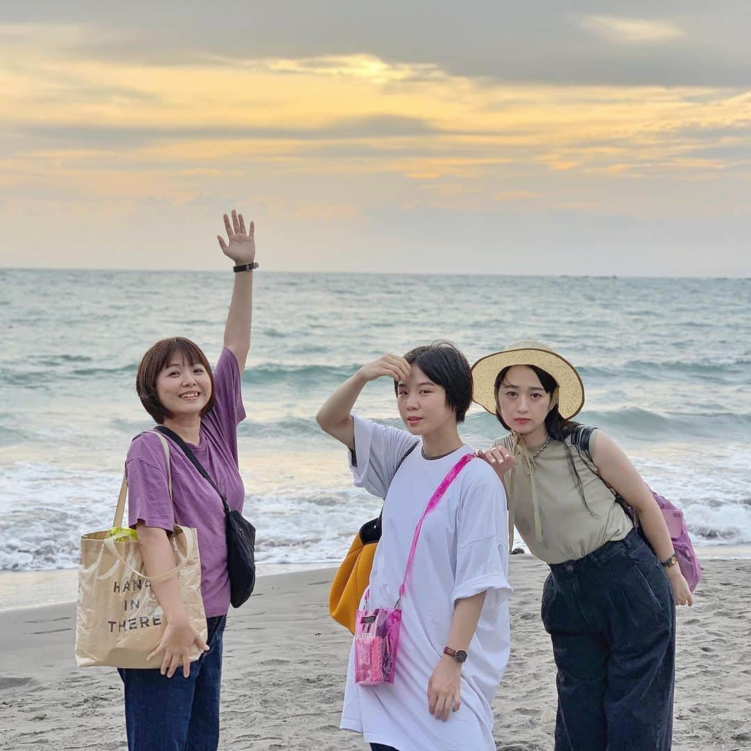 光永さんのインスタグラム写真 - (光永Instagram)「夏の思い出。 山田愛実と小川暖奈と(福田麻貴は風邪で欠席😭)海行けました。 みんな終日休みというスケジュールが合うなんて奇跡。 主婦のような格好でスパルタで泳ぎ🏊‍♂️、海の家で贅沢して🏝、かき氷も食べて🍧、帰りは横浜で中華食べ放題🥟🥠帰宅後爆寝。最高。 . . #一色海岸 #逗子 #葉山 #海水浴 #2019夏 #TEAMBANANA山田 #スパイク小川 #光永」9月10日 18時48分 - hinata_official__