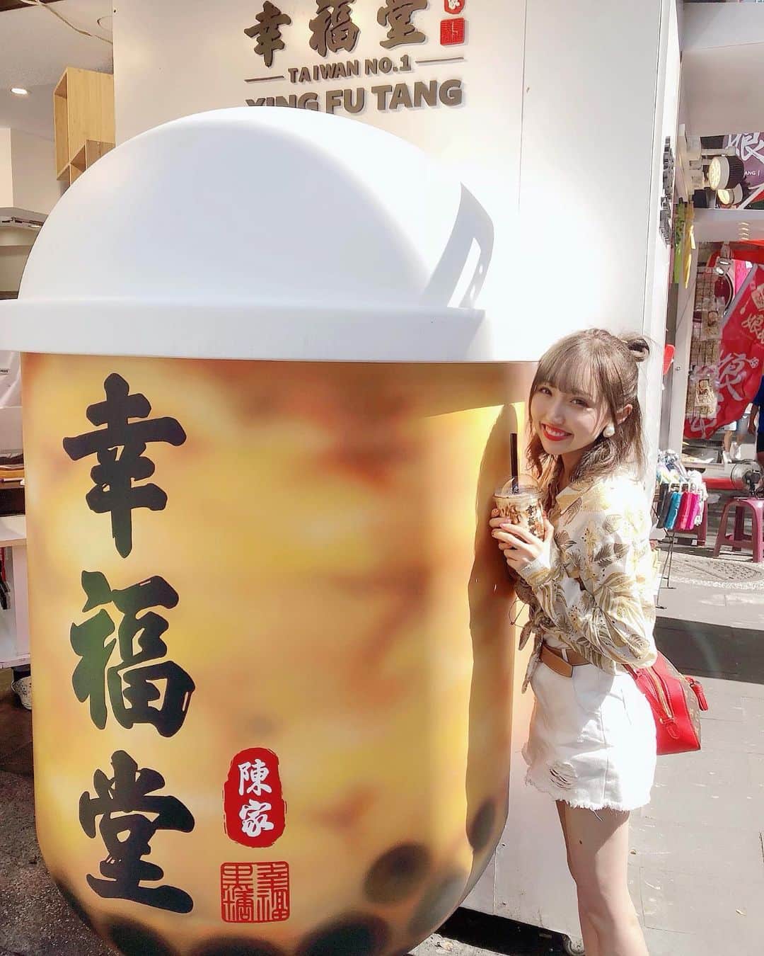 星野麻里愛さんのインスタグラム写真 - (星野麻里愛Instagram)「台湾で有名で行列の タピオカやさん。 幸福堂♡  インスタで見てめちゃ 行きたくて行けました！ 西門に前なかったのに できてておっきいタピオカの やつもあった！ 黒糖ミルク安定の美味しさ でした🍓❤️❤️ #幸福堂 #タピオカ #黒糖ミルク #台湾タピオカ #台湾 #台湾観光 #台湾旅行 #たいわん #海外  た」9月10日 18時48分 - maria.pink28