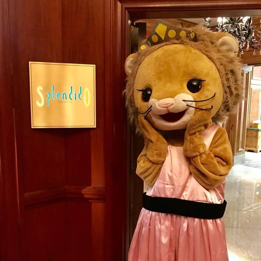 The Ritz-Carlton, Osakaさんのインスタグラム写真 - (The Ritz-Carlton, OsakaInstagram)「ザ・リッツ・カールトン大阪のマスコットキャラクターのカリンちゃんが、イタリア料理「スプレンディード」で9月末まで開催中の「ピーチ・カンタービレ」にお越しの皆様に、音符の形をしたピーチフレーバークッキーをプレゼントしています。 . 夏が終わる前に桃づくしの４５種類のスイーツやセイボリーをご堪能ください。 . . During the last month of ‘Peach Cantabile' our mascot character, Carin will be greeting the ladies and gentlemen at our peach buffet at Italian Restaurant ‘Splendido’ with a small treat! . Enjoy the 45 different sweets and savories and indulge in all the peach before summer is over! . . . . . . . . . #ピーチカンタービレ #ピーチブッフェ #ピーチ #スイーツブッフェ #ザリッツカールトン大阪 #リッツカールトン大阪 #大阪 #ホテルブッフェ #夏のスイーツ #大阪スイーツブッフェ #イタリア料理 #スプレンディード #イタリア料理大阪 #桃 #イタリアン #かき氷 #アイスクリーム #チーズバーガー #デザートビュッフェ #デザート #梅田スイーツ #梅田カフェ #スイーツ巡り#大阪スイーツ #大阪グルメ #スイーツバイキング #デザートバイキング」9月10日 18時49分 - ritzcarlton.osaka