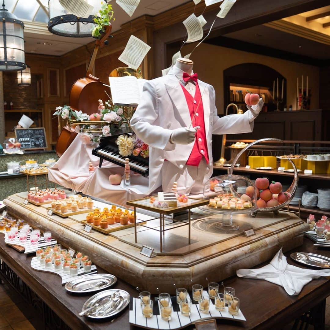 The Ritz-Carlton, Osakaさんのインスタグラム写真 - (The Ritz-Carlton, OsakaInstagram)「ザ・リッツ・カールトン大阪のマスコットキャラクターのカリンちゃんが、イタリア料理「スプレンディード」で9月末まで開催中の「ピーチ・カンタービレ」にお越しの皆様に、音符の形をしたピーチフレーバークッキーをプレゼントしています。 . 夏が終わる前に桃づくしの４５種類のスイーツやセイボリーをご堪能ください。 . . During the last month of ‘Peach Cantabile' our mascot character, Carin will be greeting the ladies and gentlemen at our peach buffet at Italian Restaurant ‘Splendido’ with a small treat! . Enjoy the 45 different sweets and savories and indulge in all the peach before summer is over! . . . . . . . . . #ピーチカンタービレ #ピーチブッフェ #ピーチ #スイーツブッフェ #ザリッツカールトン大阪 #リッツカールトン大阪 #大阪 #ホテルブッフェ #夏のスイーツ #大阪スイーツブッフェ #イタリア料理 #スプレンディード #イタリア料理大阪 #桃 #イタリアン #かき氷 #アイスクリーム #チーズバーガー #デザートビュッフェ #デザート #梅田スイーツ #梅田カフェ #スイーツ巡り#大阪スイーツ #大阪グルメ #スイーツバイキング #デザートバイキング」9月10日 18時49分 - ritzcarlton.osaka
