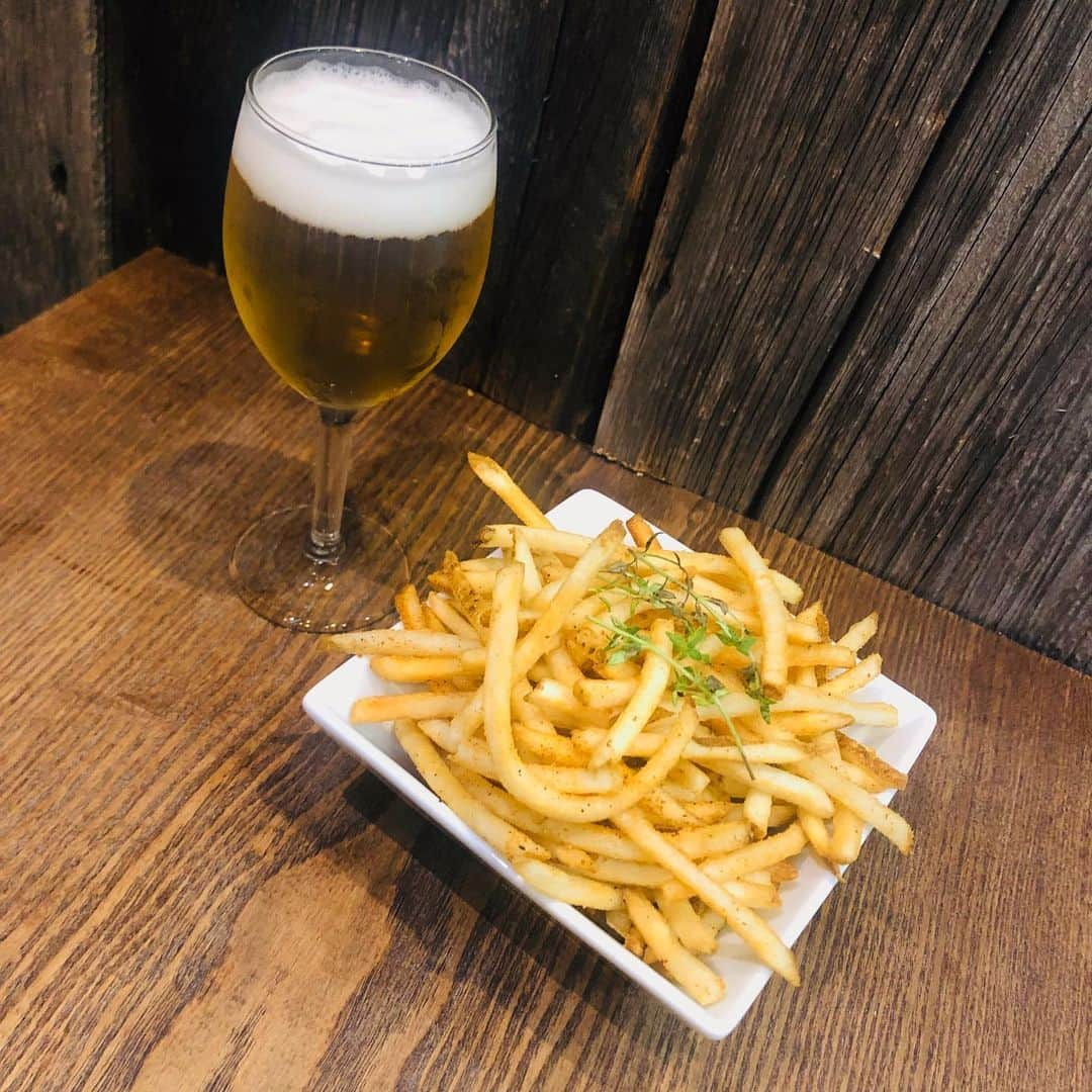 umamiburgerjpnさんのインスタグラム写真 - (umamiburgerjpnInstagram)「. . こんばんは🌛みなとみらい店です . “ ビール × ケイジャンフライ ” おススメです🍻🍟♡ うま味を含ませたオリジナルアレンジのスパイスをフライドポテトに絡ませたケイジャンフライはピリッと後に引く辛さがありとってもビールに合います！ . 仕事終わりにちょっと飲みたいな〜って時にぴったりです🌟 お一人様でも大歓迎です🍔 . ぜひ一度お立ち寄りください🌼 ご来店お待ちしております😊  #umamiburger  #umami  #umamiburgerjpn  #burger  #takeout  #みなとみらい #ウマミバーガー  #ウマミバーガーみなとみらい店 #ハンバーガー  #hamburger #レストラン  #ランチ  #ディナー  #横浜  #クイーンズスクエア #yokohama #minatomirai #みなとみらいランチ #みなとみらいカフェ #横浜グルメ」9月10日 19時00分 - umamiburgerjpn