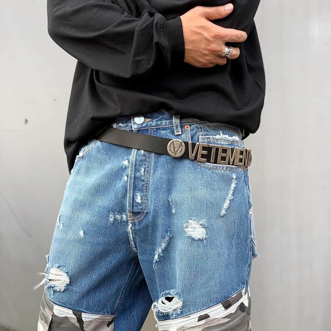 AYINさんのインスタグラム写真 - (AYINInstagram)「・ ・ ・ New arrival✔️ @vetements_official・ ・ ・ ・ ・ ・ available at store✔️ ・ ・ ・ ・ ・ #vetements #AYIN #aw19  #denim #belt」9月10日 19時00分 - ayin_japan