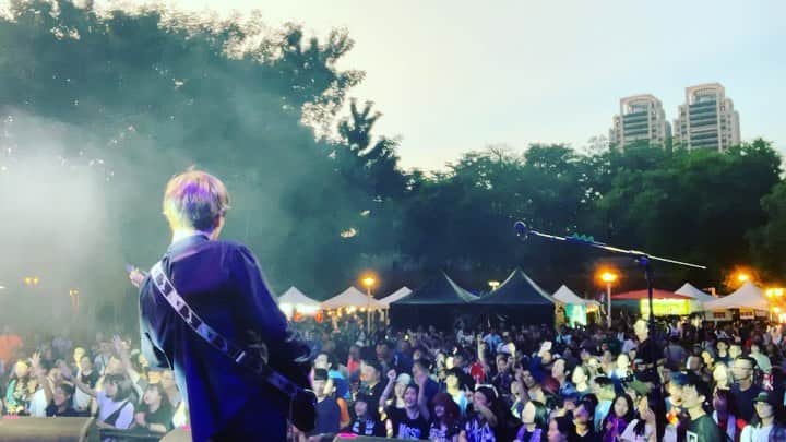 のインスタグラム：「台湾多謝！ ROCK IN TAICHUNG 2019楽しかった。  国や言語や人種なんて関係なくて、みんなが一緒になって楽しむことが出来る音楽は最高に素敵だと思う。  #Bentham #台湾 #台中 #rockintaichung #rockintaichungmusicfestival #rockintaichung2019 #rit2019 #mirrorball #夏フェス #bass #bassist #bassguitar #bassplayer #bassporn #bassgram #fender #fenderbass #fenderjazzbass #jazzbass #jb #humis #台湾でも頭の上でベース弾いてました」