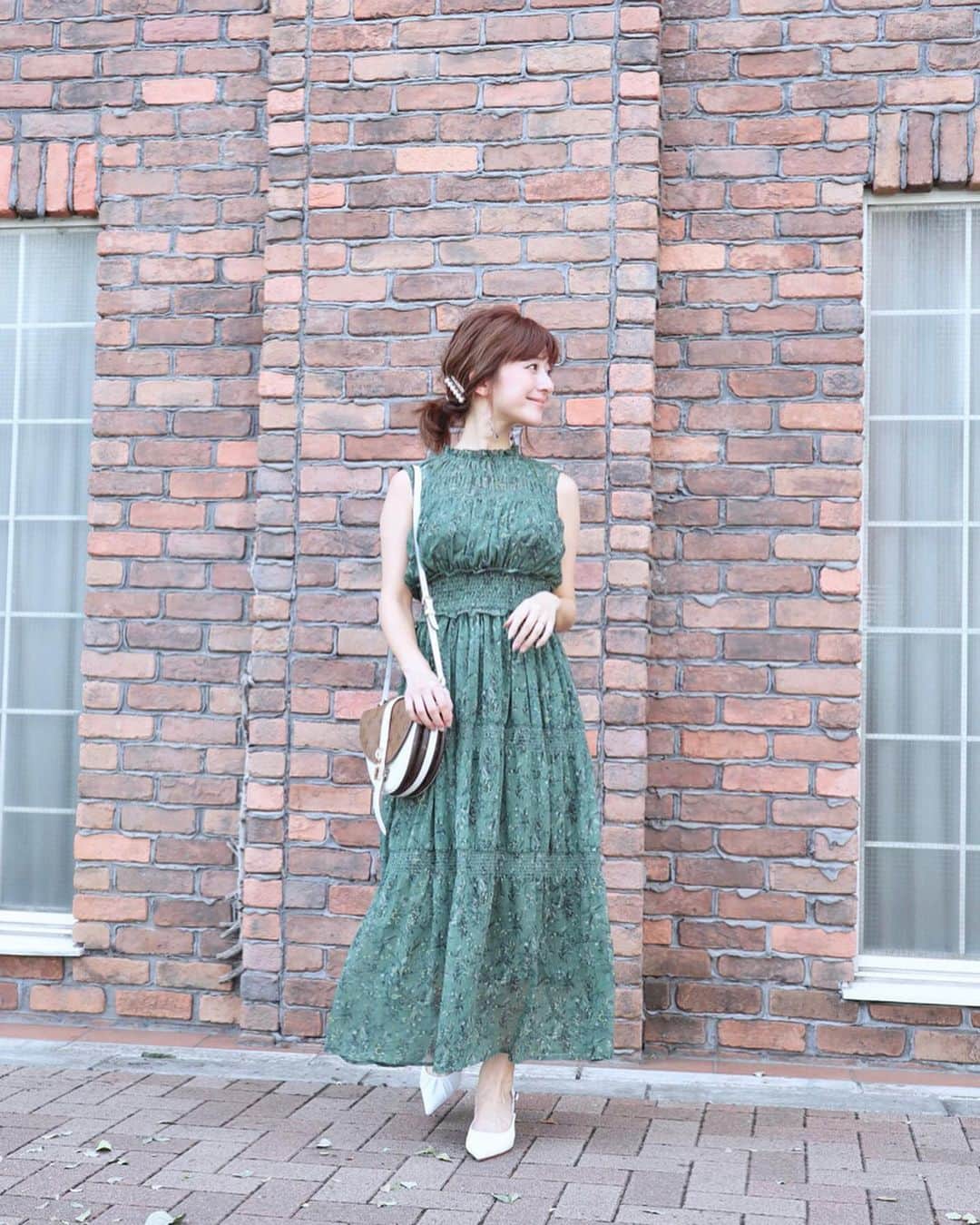 水野佐彩さんのインスタグラム写真 - (水野佐彩Instagram)「・ なんて暑いのだろうか。。😵 秋らしいカラーの涼しげワンピをチョイス👗 9月に入ってここまで暑いと 洋服に困りますね🧐🌰🌾 みなさま熱中症には気をつけてくださいね😣💕 #coordinate one-piece#mercuryduo @mercuryduo_com  shoes#tsurubymarikooikawa @tsurubymarikooikawa  bag#louisvuitton @louisvuitton  pierce#uiqut @uiqut  hairpin#zara @zara  #sサイズコーデ  #153cmコーデ #おちびコーデ #おちびの輪 #秋コーデ ・ モスグリーンのワンピで秋はじめ🍐💕 chanelのシャドウはスモーキーな目元になるから このワンピにぴったり😊❤️ makeup#mac #ダンディアップル #chanel #オンブルプルミエールトップコート #327ぺノンブル」9月10日 19時03分 - saaya_mizuno